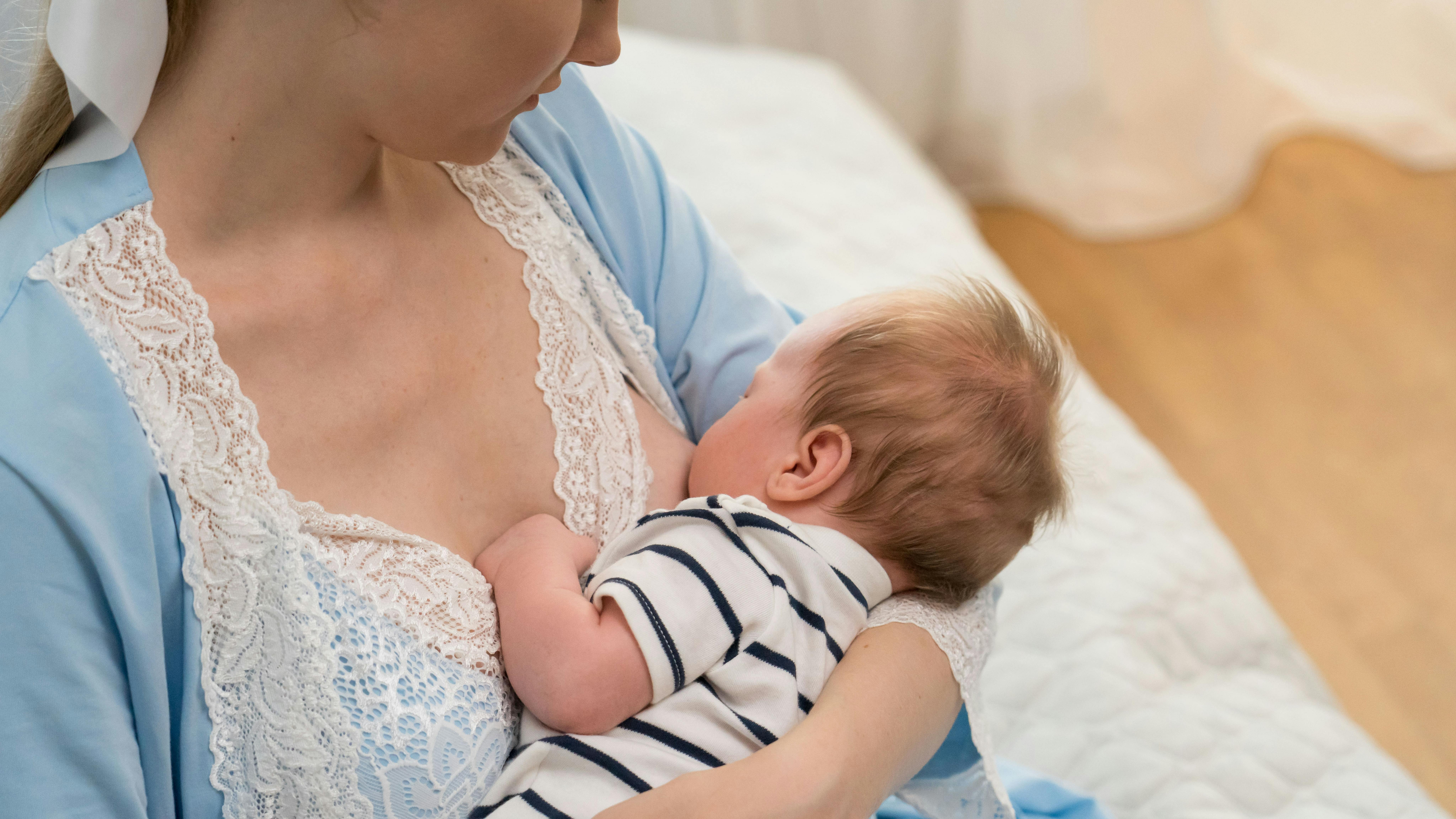 Questa mamma è aiutata da un'infermiera in un centro sanitario. Molte madri che incontrano difficoltà durante le prime settimane del loro bambino iniziano ad allattare con il latte artificiale, che spesso porta alla perdita di latte materno.