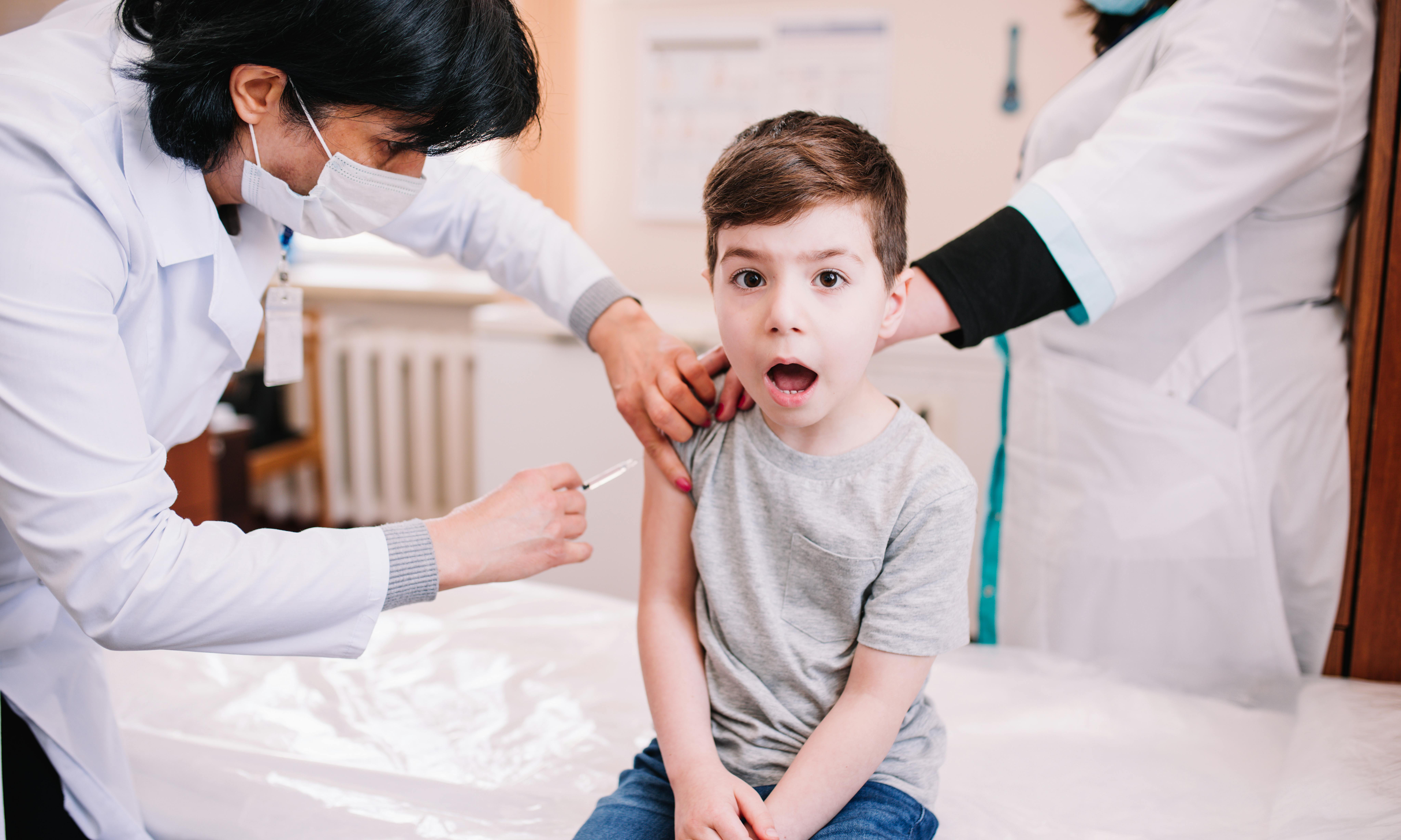 Armenia, questo bambino sta facendo le vaccinazioni di routine al policlinico di Vanadzor.