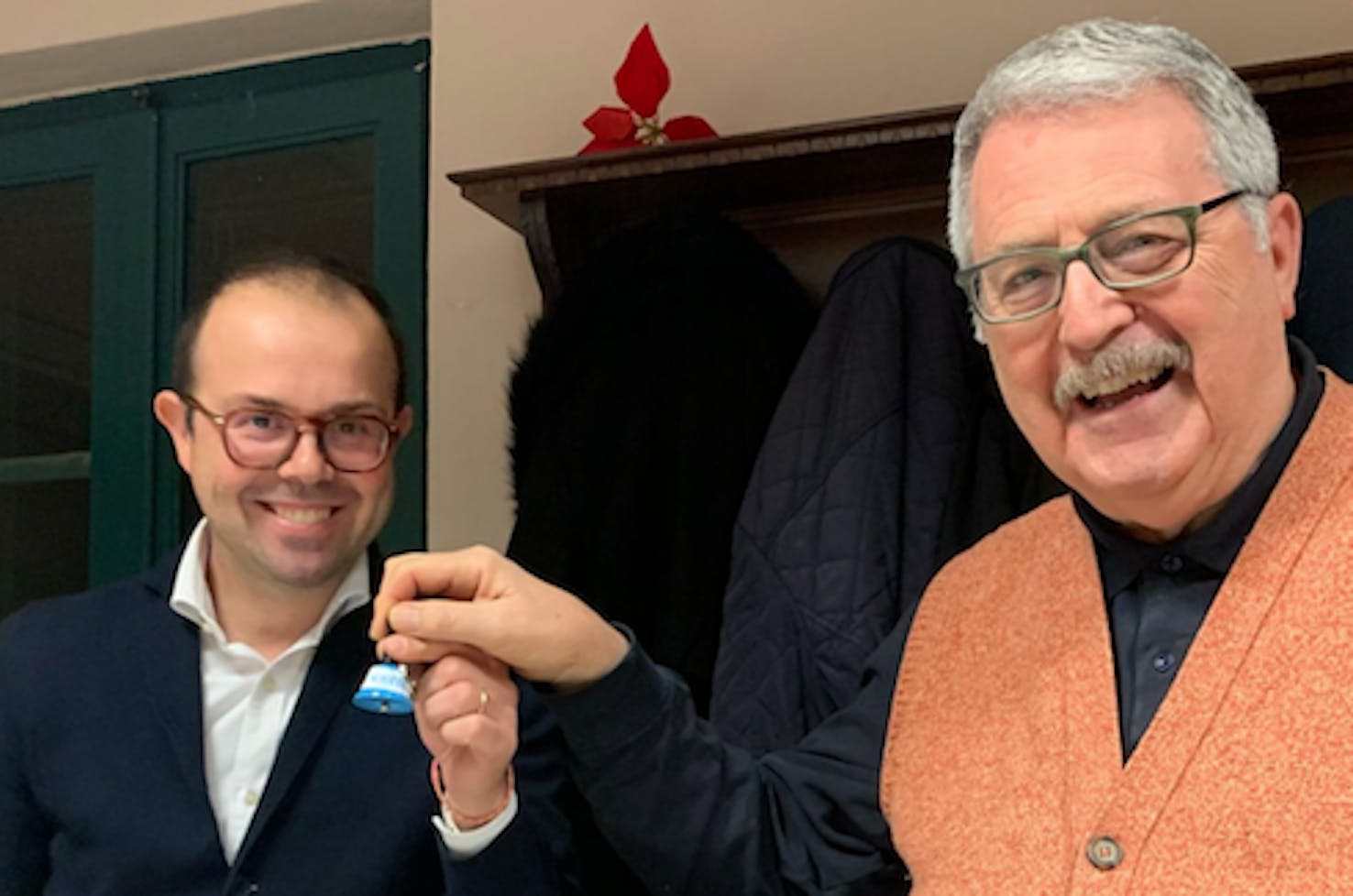 26/2/2025-Il passaggio della Campanellina tra Giuseppe De Benedittis e Vincenzo Zarone per risvegliare il mondo sul tema dei diritti dell'infanzia