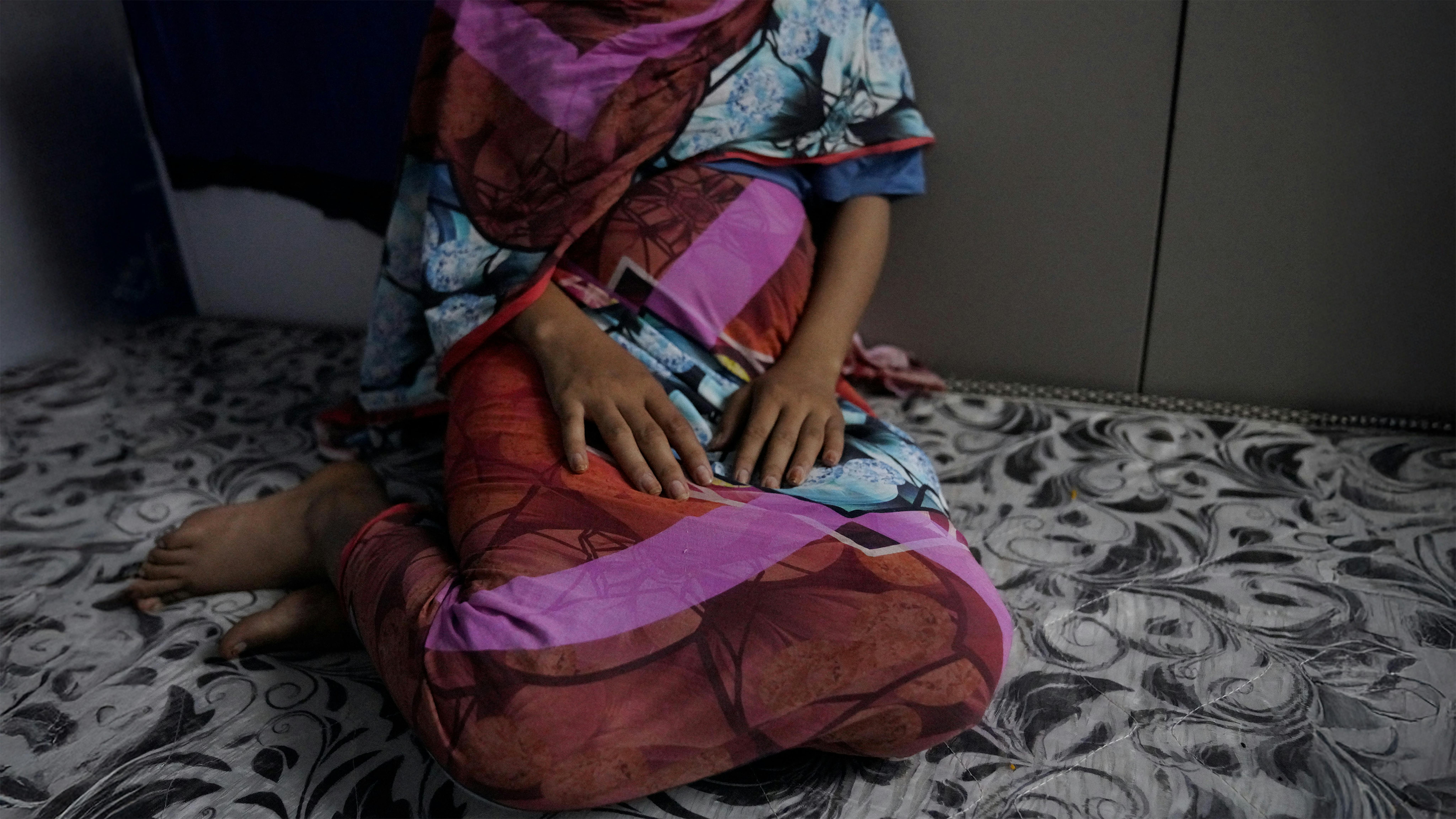 Il 2 dicembre 2024 in Sudan, la 16enne Dana [nome cambiato] riposa su un materasso in un ufficio dell'UNICEF.
