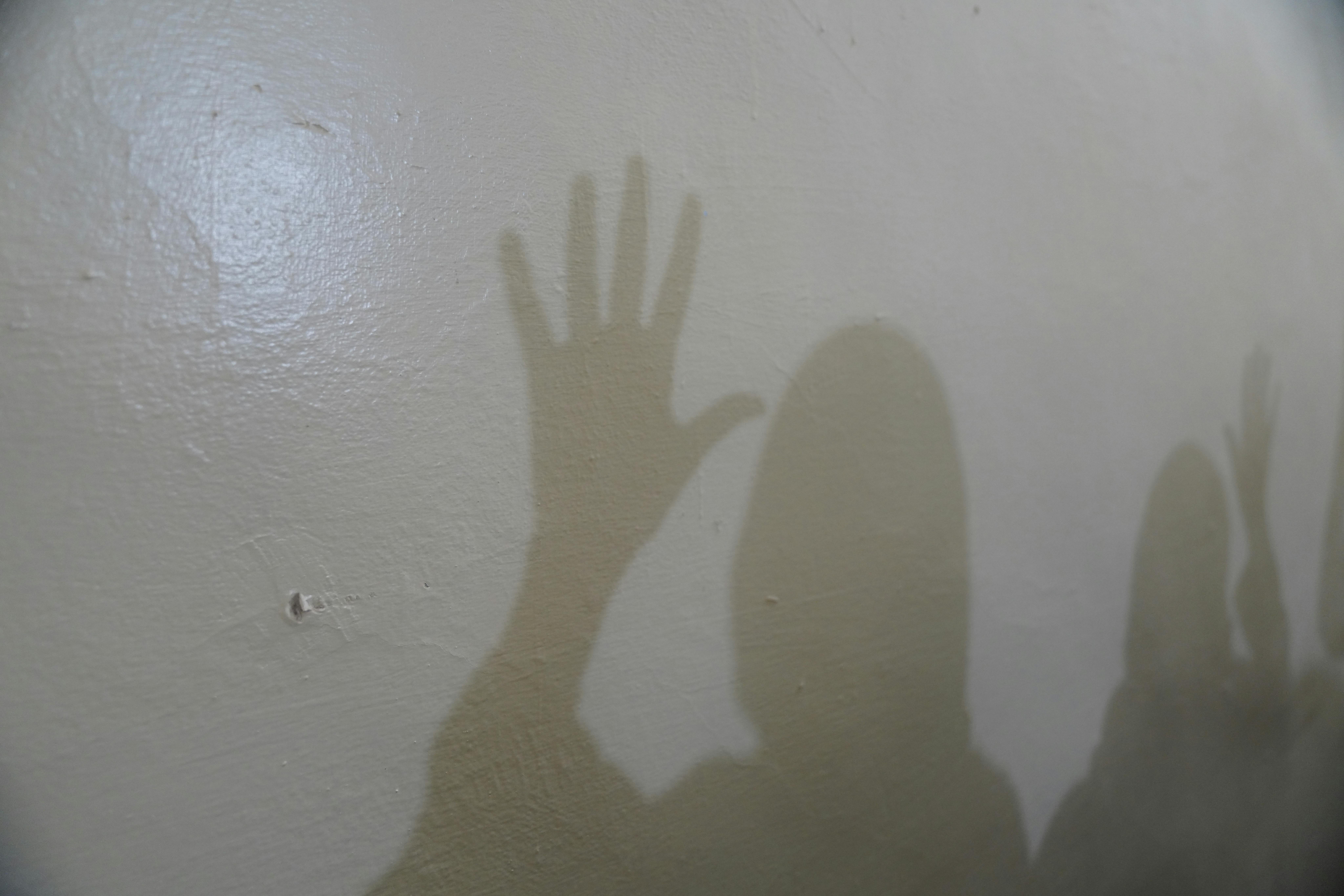 Sudan: immagine astratta di operatrici che supportano le vittime di violenza di genere e alla protezione dei minori.