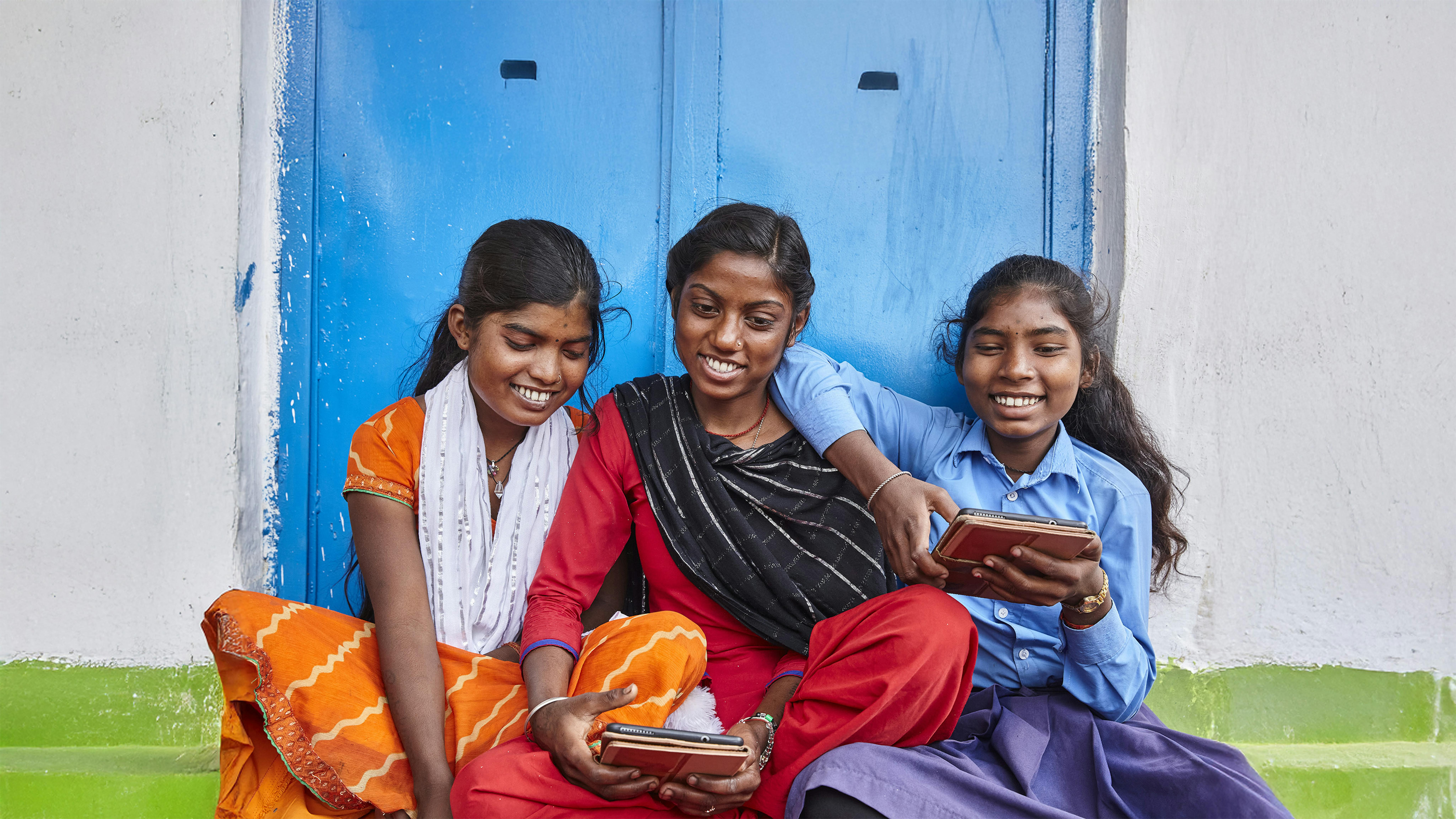 Rupa, Sonam e Kajal Kumari esplorano l'apprendimento attraverso l'alfabetizzazione digitale a scuola, scuola secondaria, Bajitpur, Kalyanpur Panchayat, Patna, Bihar, India