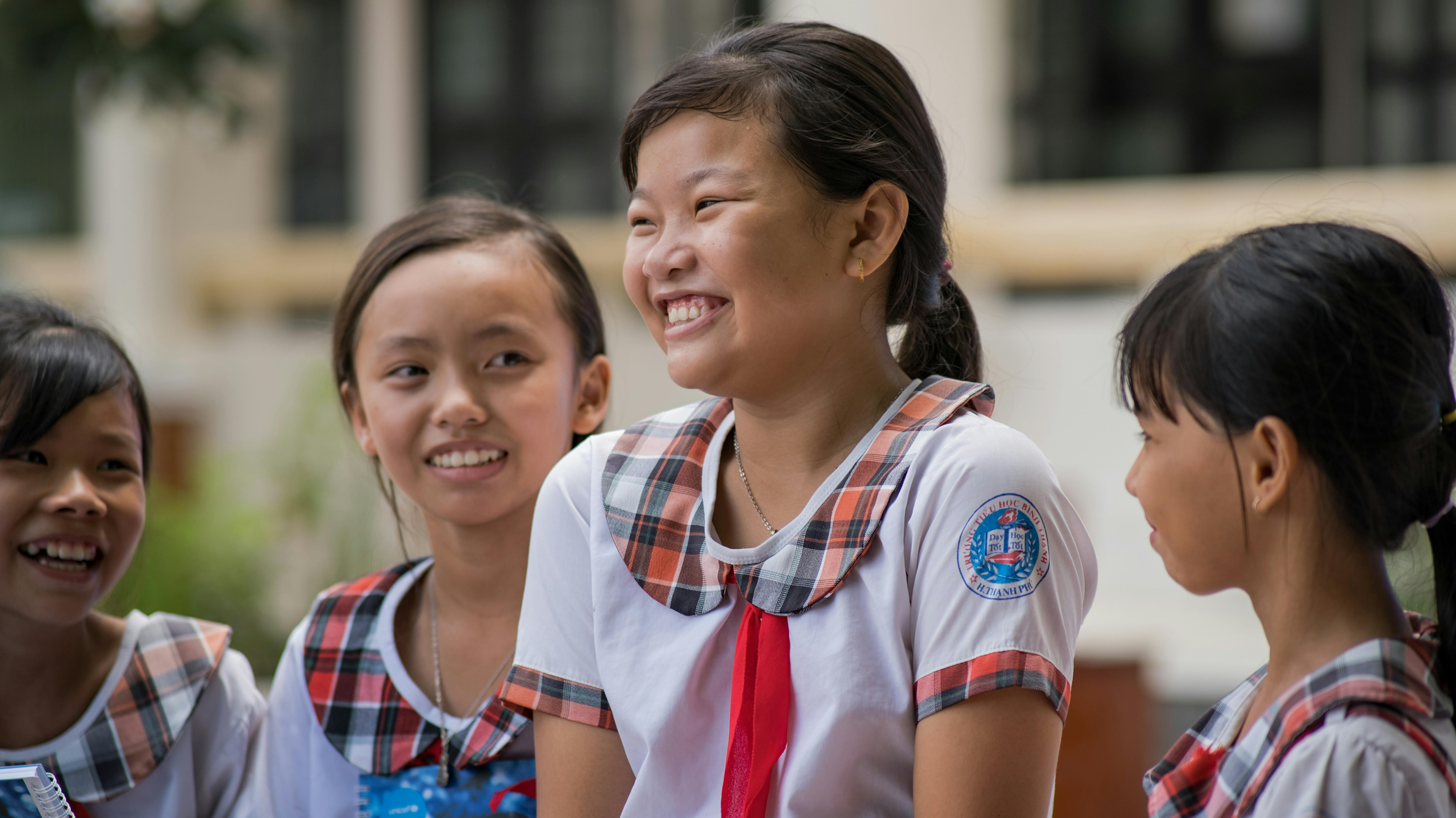 Nguyen Thi Yen Vy, classe 5, con un gruppo di compagni di scuola che parlano con Quang Dang. 01 giugno 2020. Scuola secondaria Quoi Dien, Thanh Phu Dist, provincia di Ben Tre, Vietnam