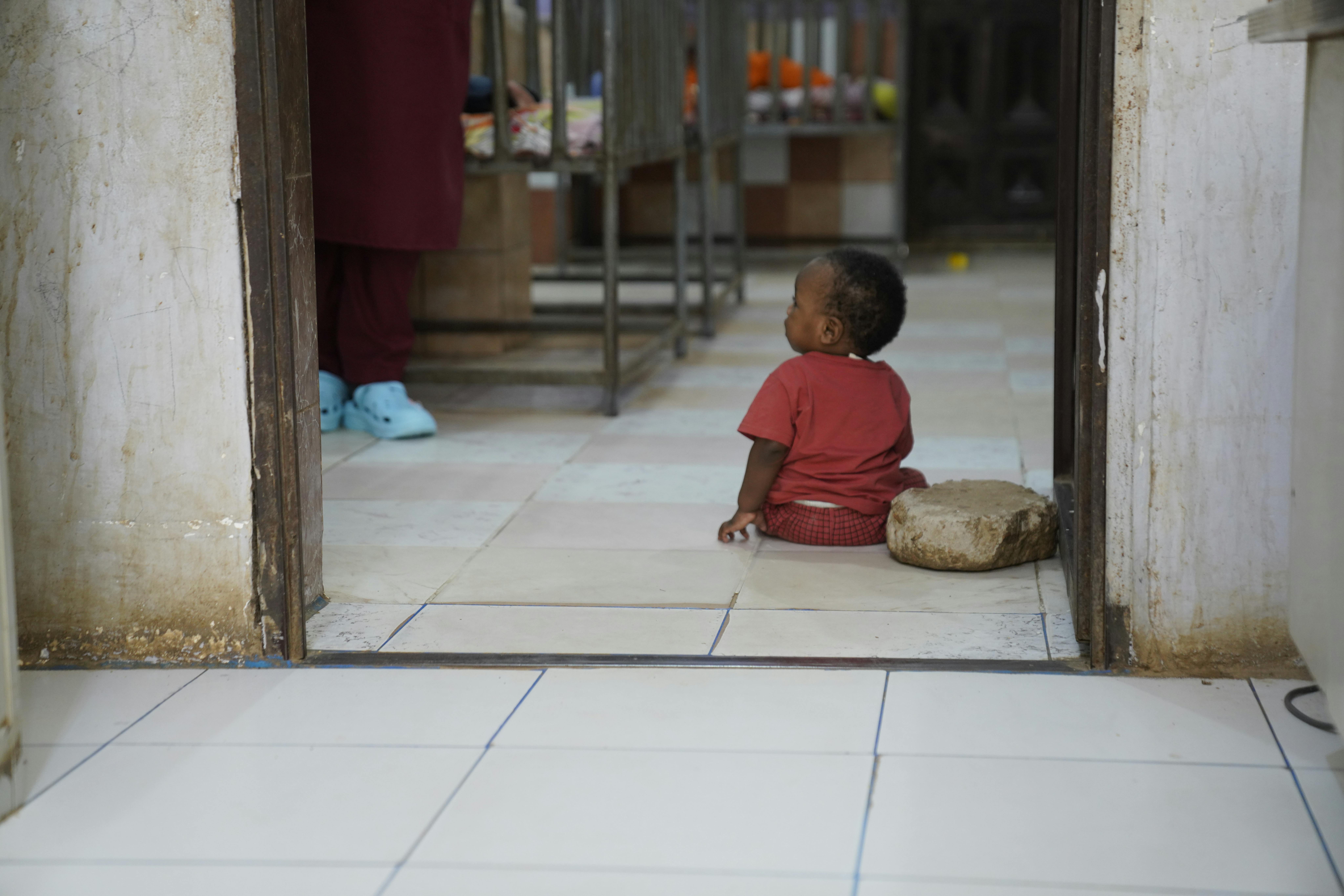 Un neonato gattona in un centro di assistenza temporaneo per bambini abbandonati. In Sudan, come in molti altri contesti, le donne e le ragazze che rimangono incinte a causa di uno stupro affrontano sfide uniche e sono spesso costrette ad abbandonare i loro bambini