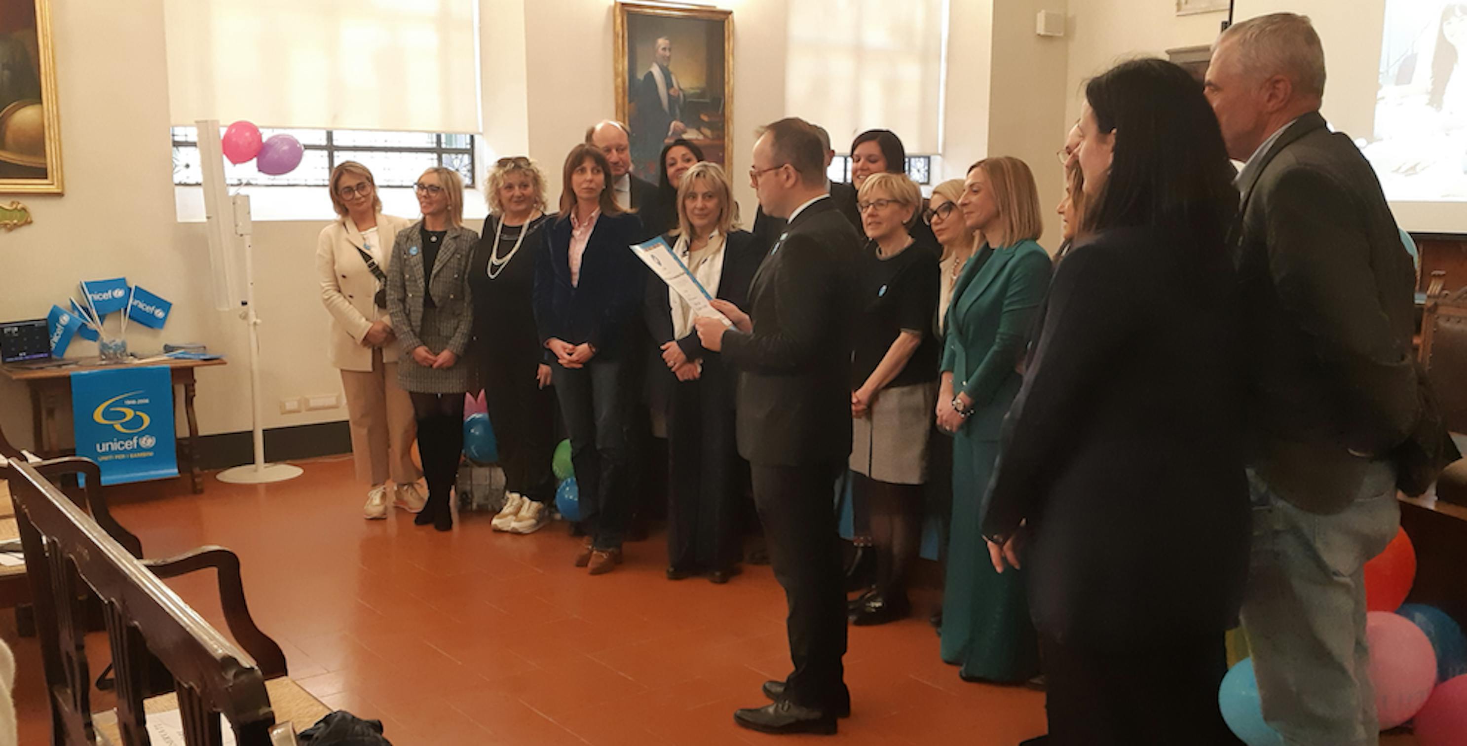 Pisa, 4 marzo 2025: Vincenzo Zarone (presidente UNICEF Pisa) legge la pergamena alla squadra completa dell’AOUP