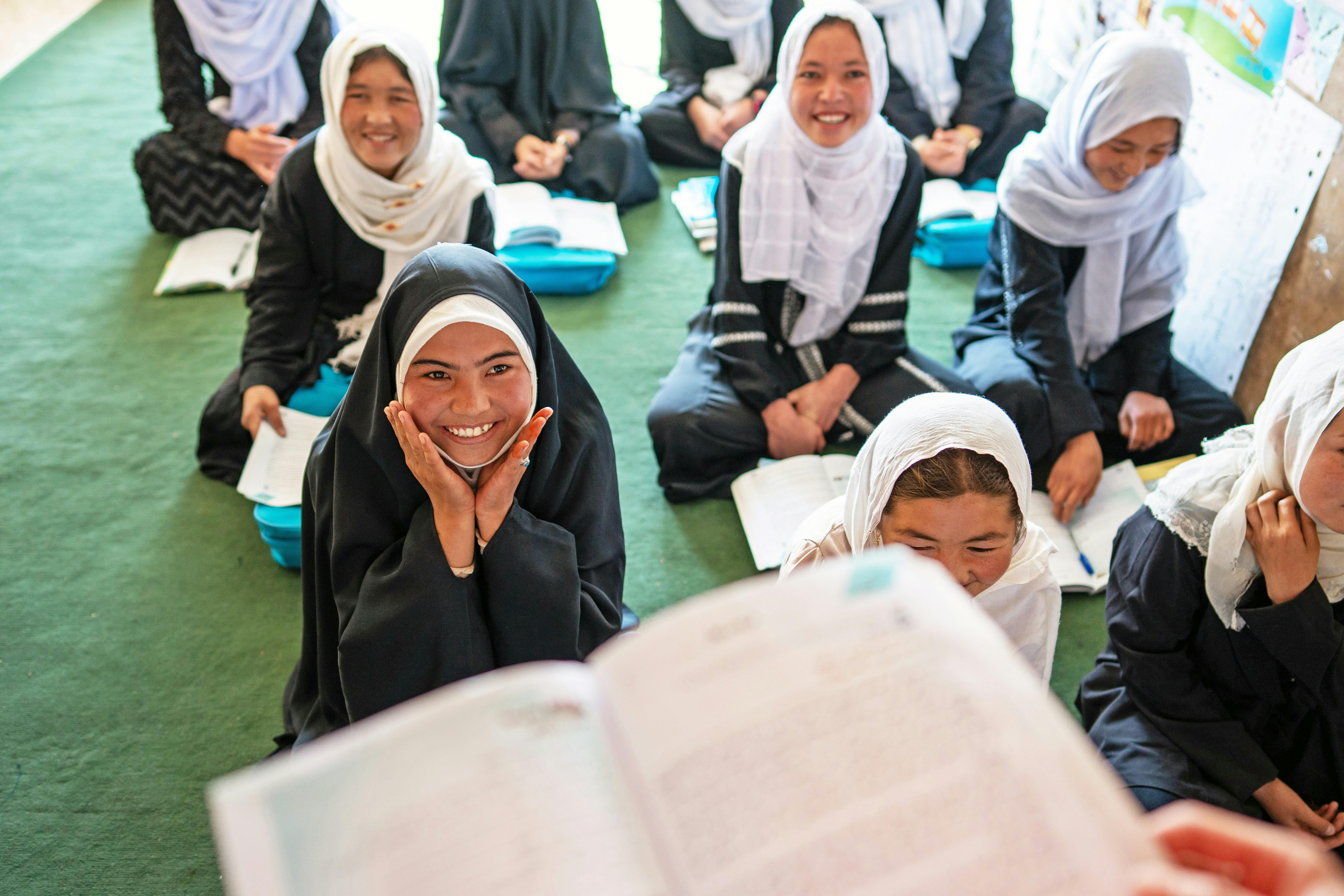 Sakina alla lezione di matematica e fisica nel Centro di Apprendimento Accelerato dell'UNICEF.