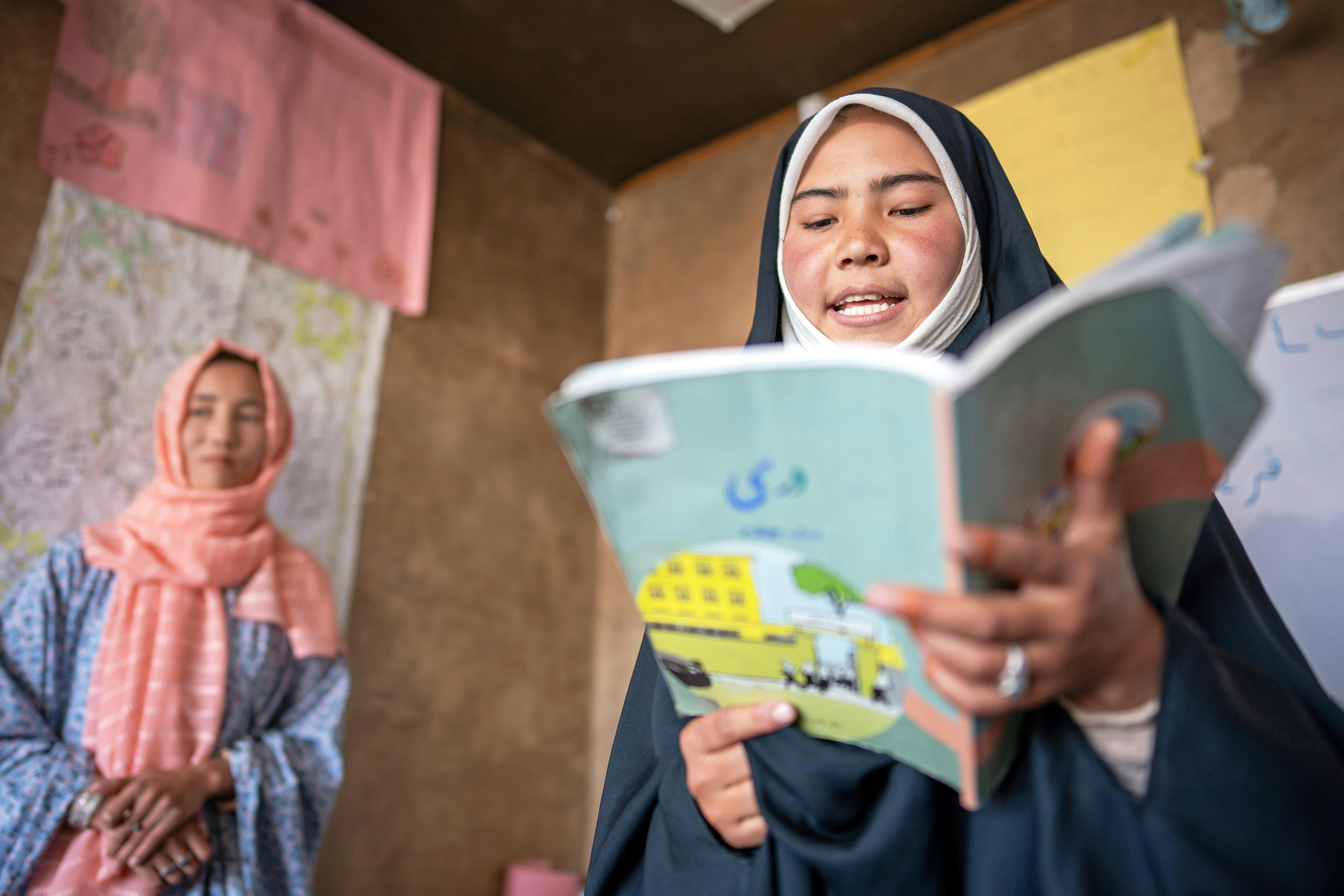 Sakina alla lezione di matematica e fisica al Centro di Apprendimento Accelerato