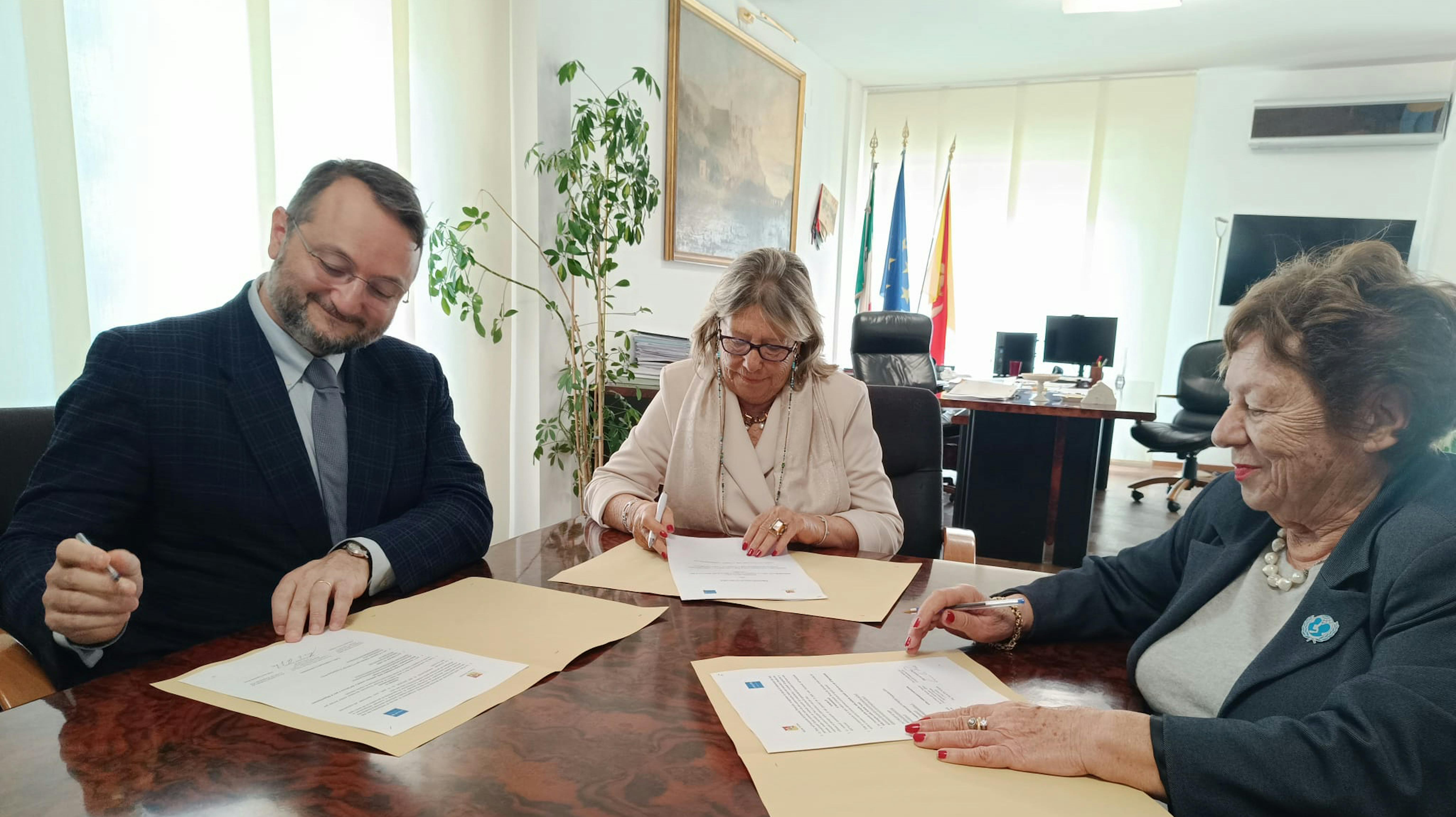 Al tavolo della firma, insieme a Nicola Dell’Arciprete e alla presidente Pace, al centro, Nuccia Albano, assessore regionale per la Famiglia e le Politiche sociali.