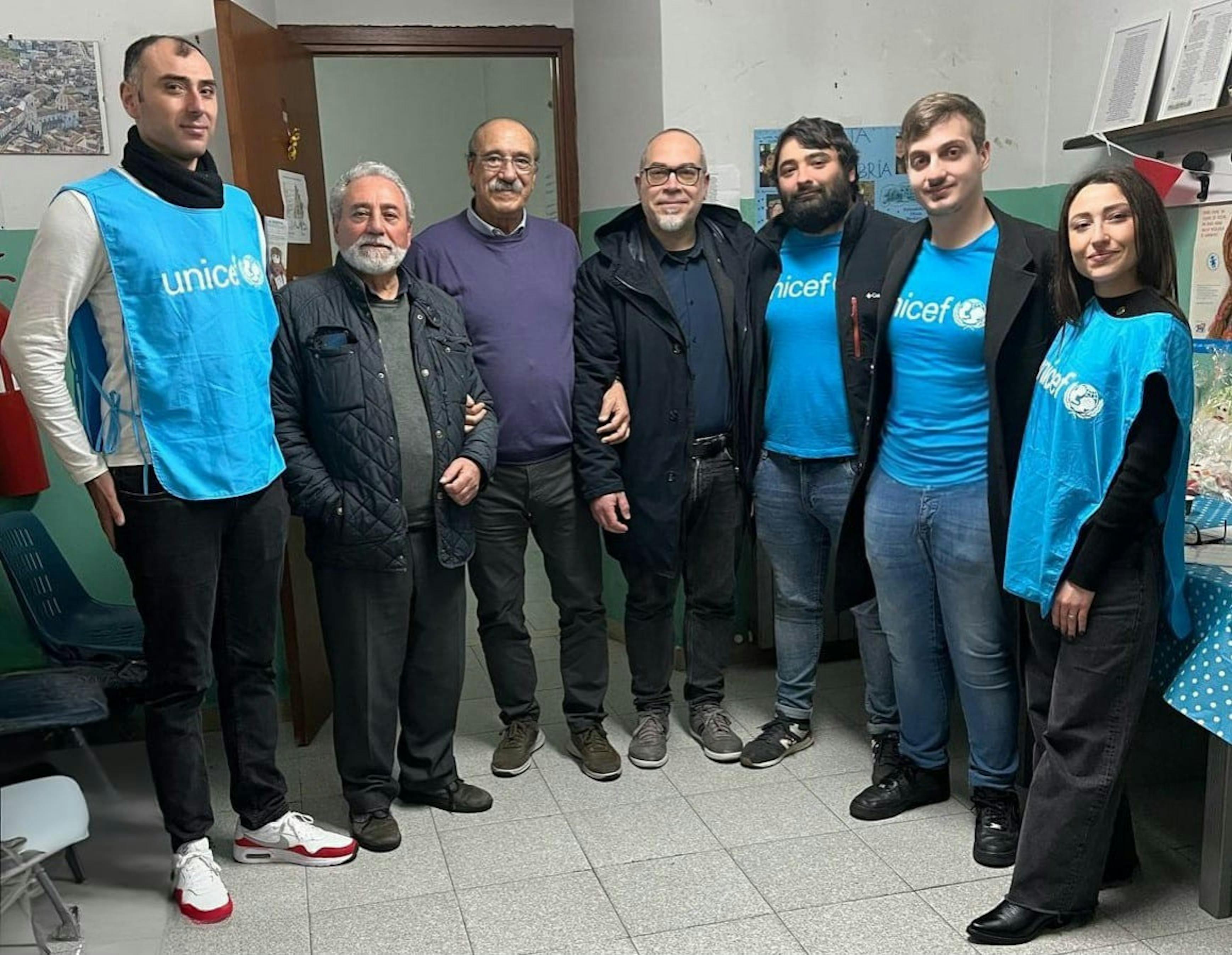 L'assessore ai Servizi Sociali del Comune e i volontari UNICEF