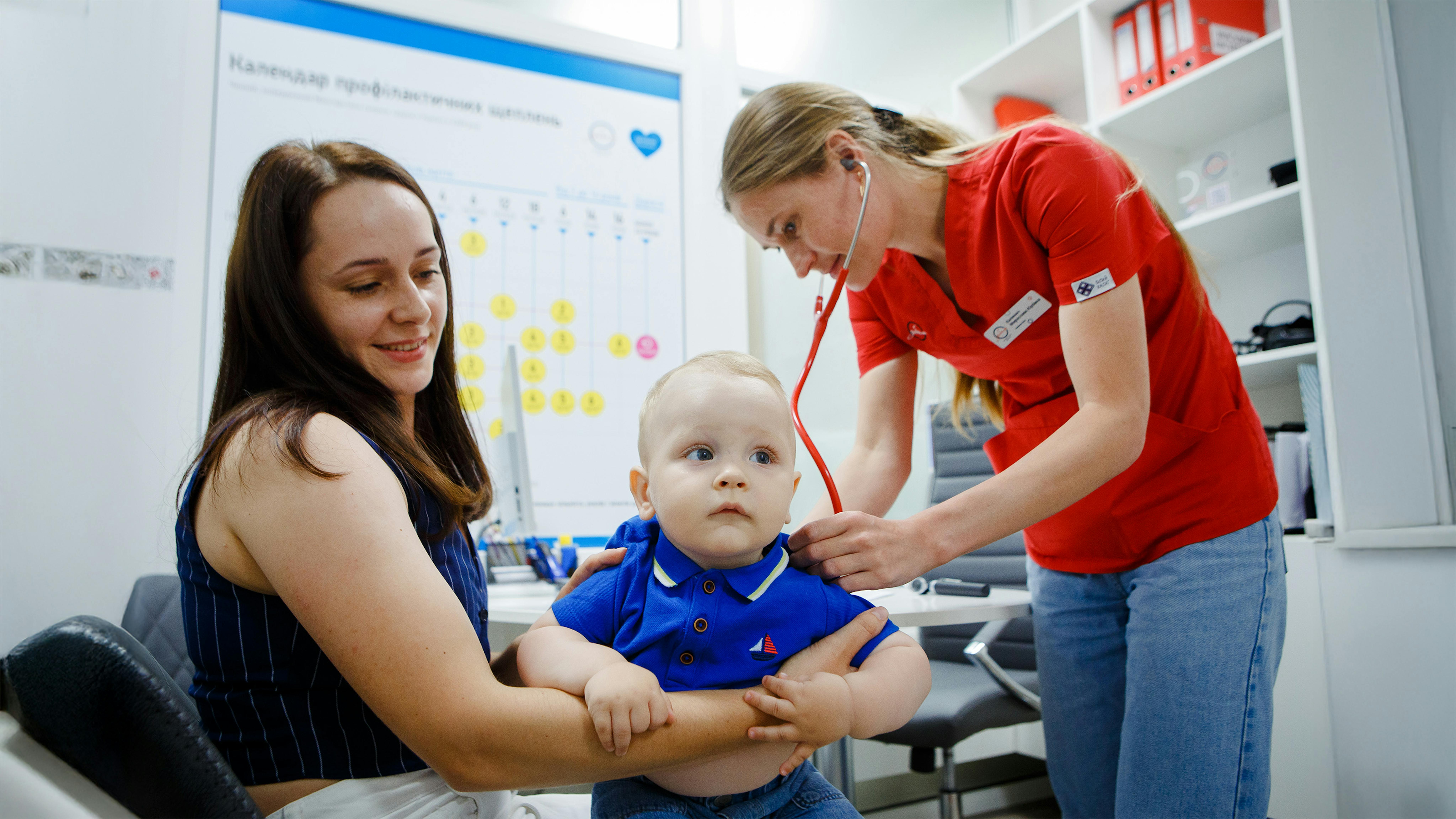 Uzhhorod, Ucraina. Olha e suo figlio Maksym di un anno durante la vaccinazione