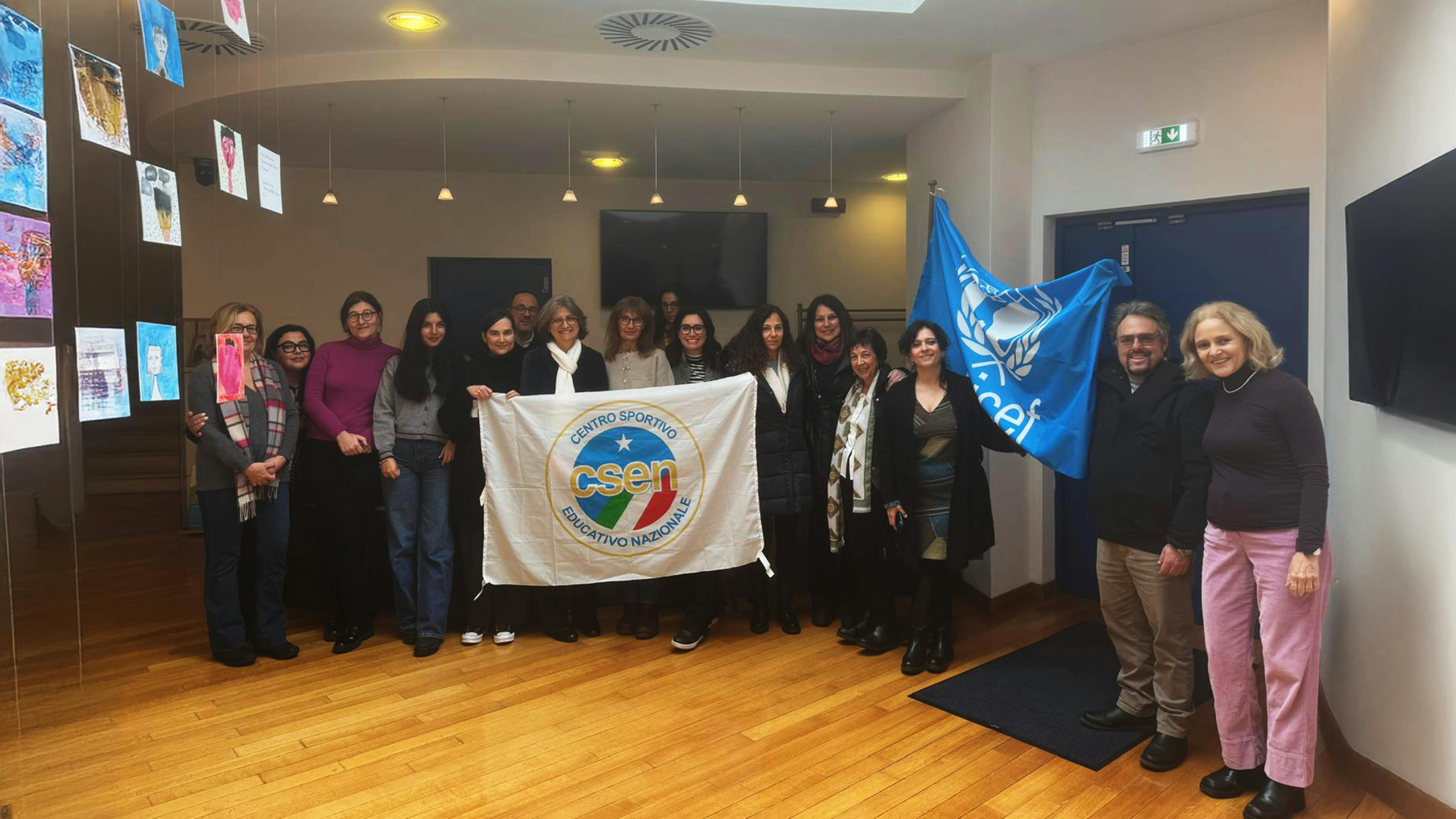 Foto di gruppo dello staff dell'UNICEF Italia e del C.S.E.N, i