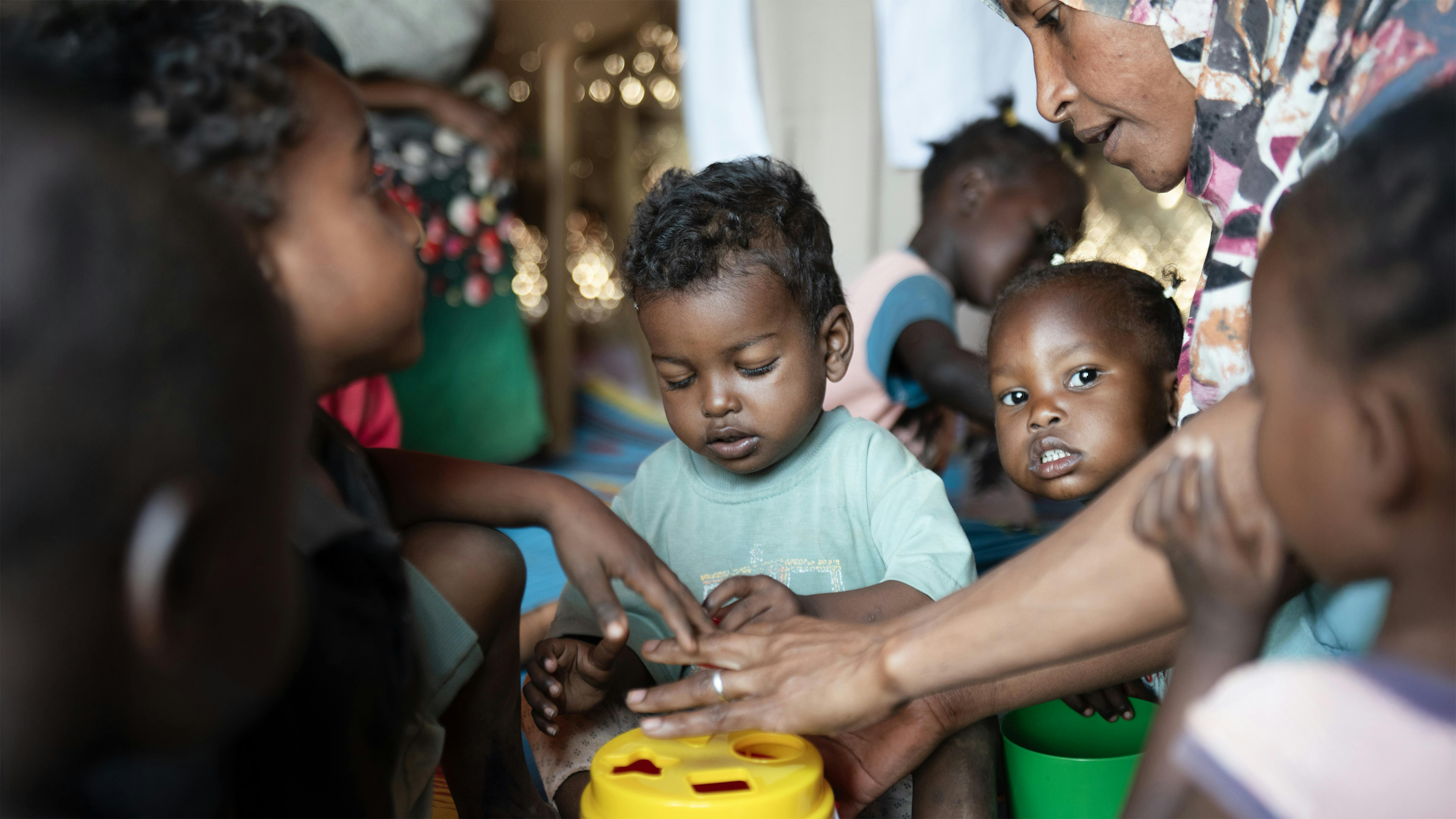 bambini giocano nella clinica supportata dall'UNICEF nel campo per sfollati interni (IDP) di Al Houri, nello stato di Gedaref