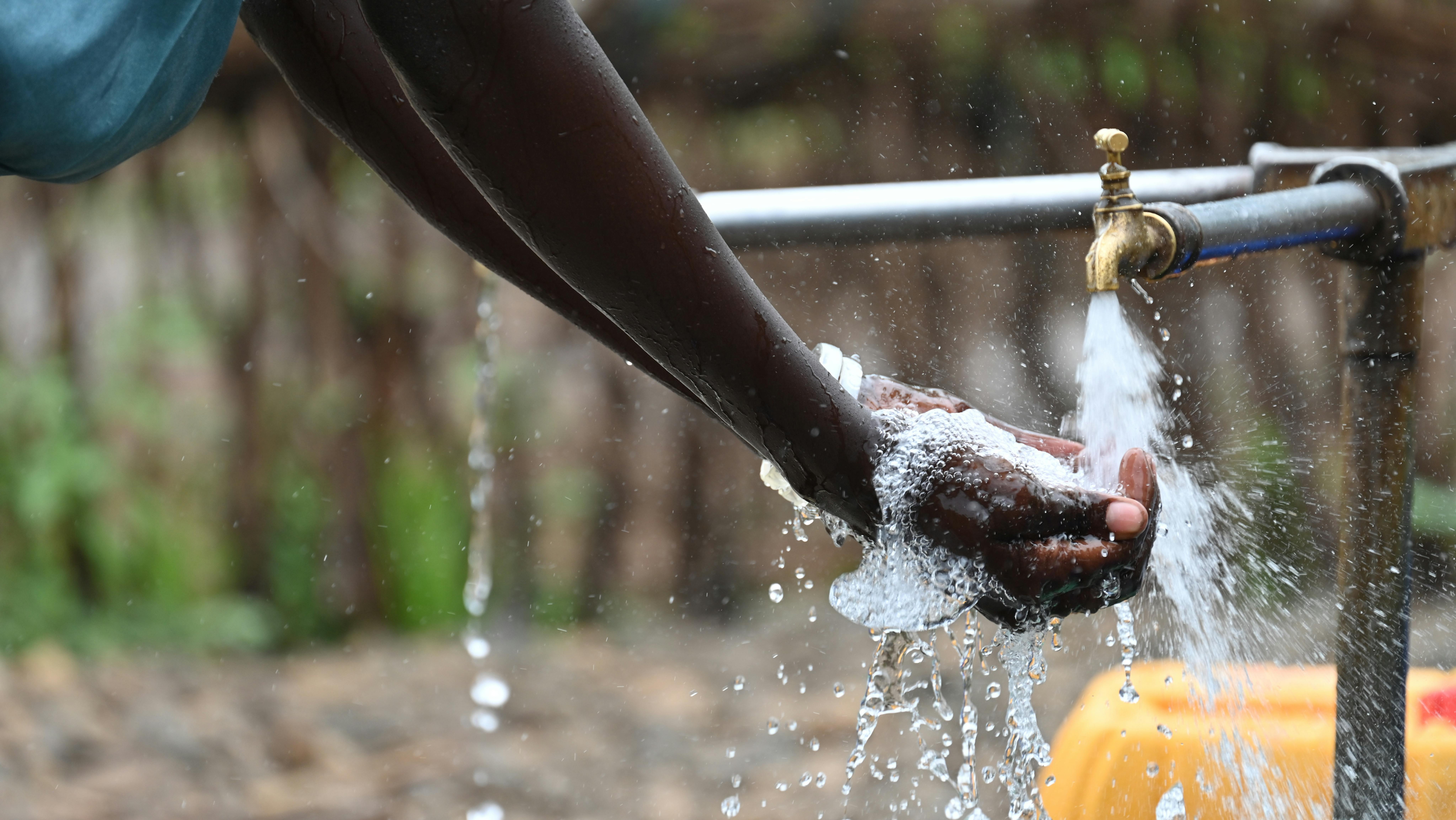 Donna e bambini stanno andando a prendere l'acqua in un punto d'acqua del campo profughi di Kule, a Itang Woreda, nella regione di Gambela in Etiopia.