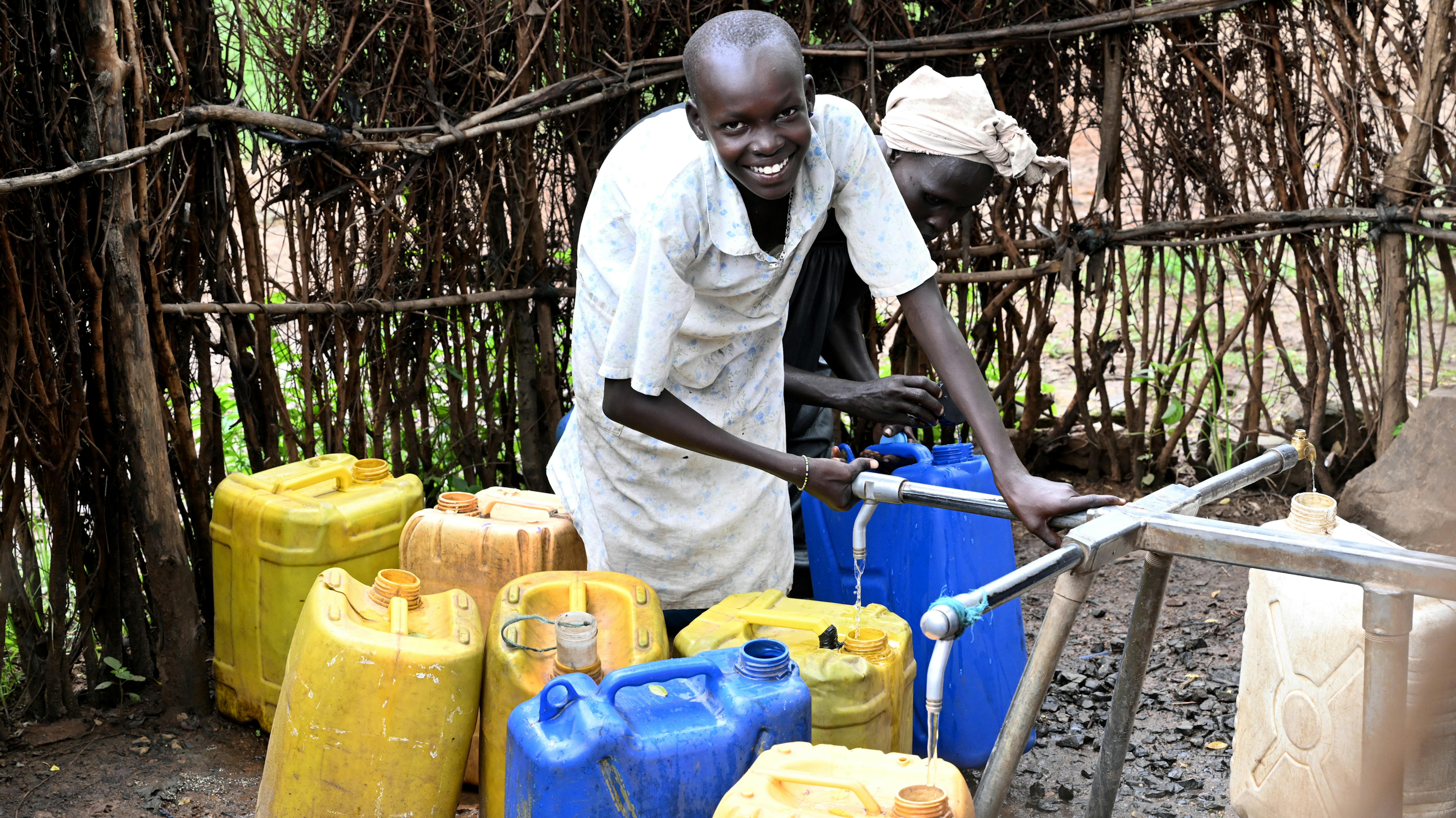 Un bambino sta rimpiendo taniche d'acqua da un punto di raccolta  del campo profughi di Kule, a Itang Woreda, nella regione di Gambela in Etiopia.