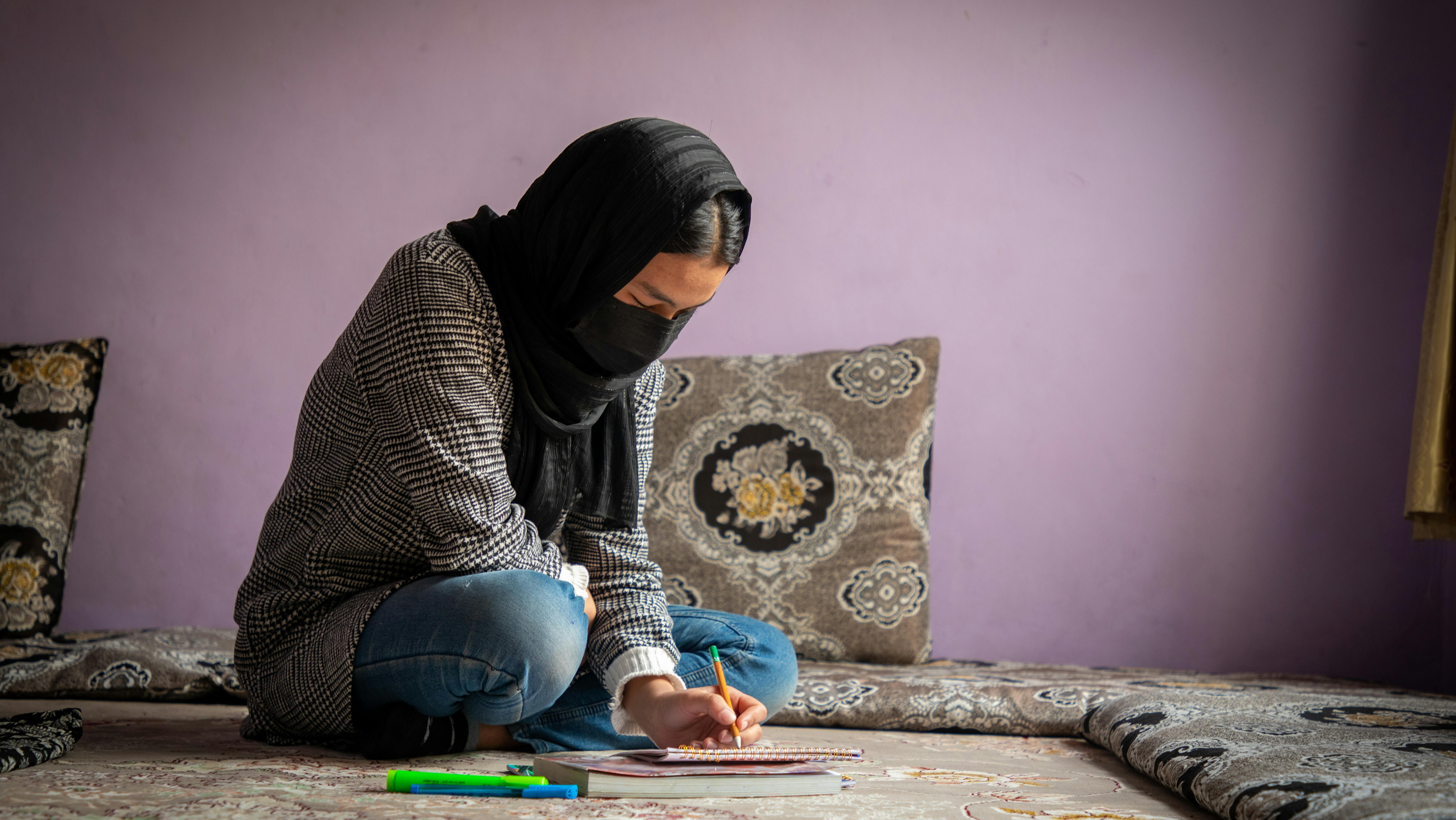 Afghsnistan Il 10 febbraio, Ramzia, 15 anni, disegna a casa. Non è andata a scuola negli ultimi tre anni e mezzo. Era in terza media quando le ragazze sono state bandite da scuola.