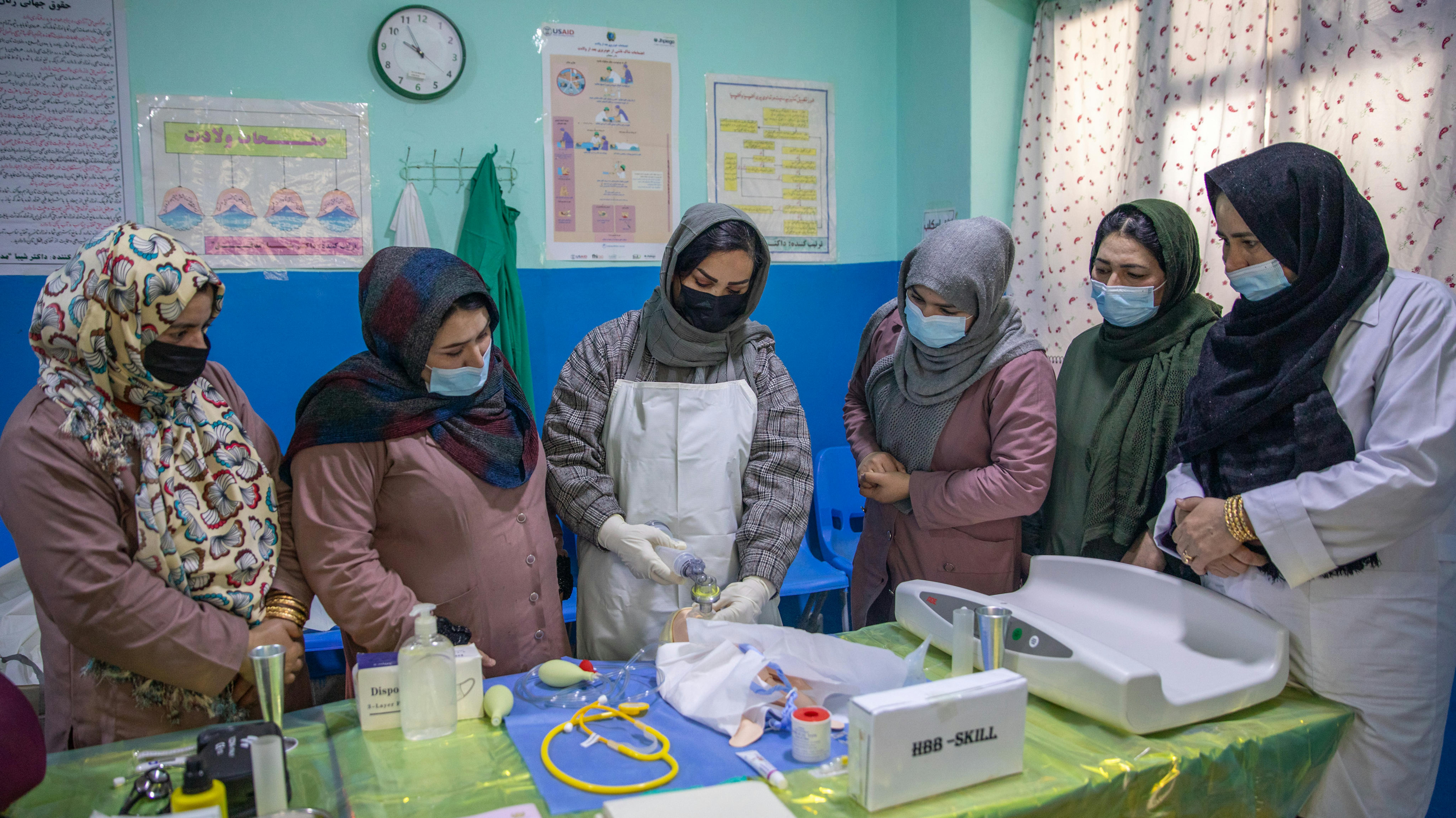 Afghanistan - la dottoressa Lailoma Nabizada (che indossa i guanti) forma infermieri e ostetriche in un laboratorio di competenze appena inaugurato presso l'ospedale provinciale di Badghis.