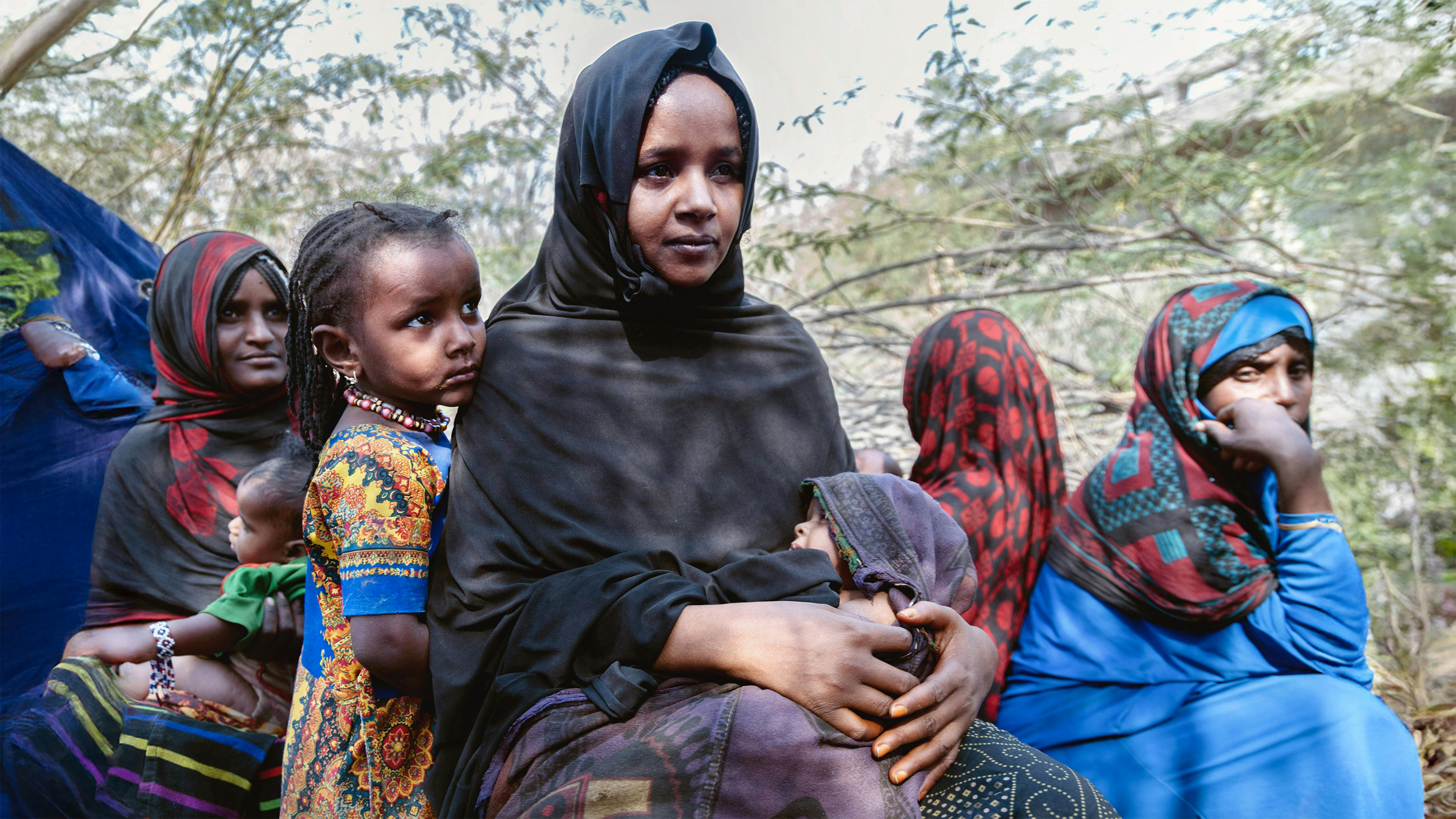 Etiopia, Kedija Hussien tiene in braccio la sua bambina di tre mesi, Fatuma Abdu, in attesa di essere visitati dalla Mobile Health and Nutrition Team (MHNT) nella regione di Afar.