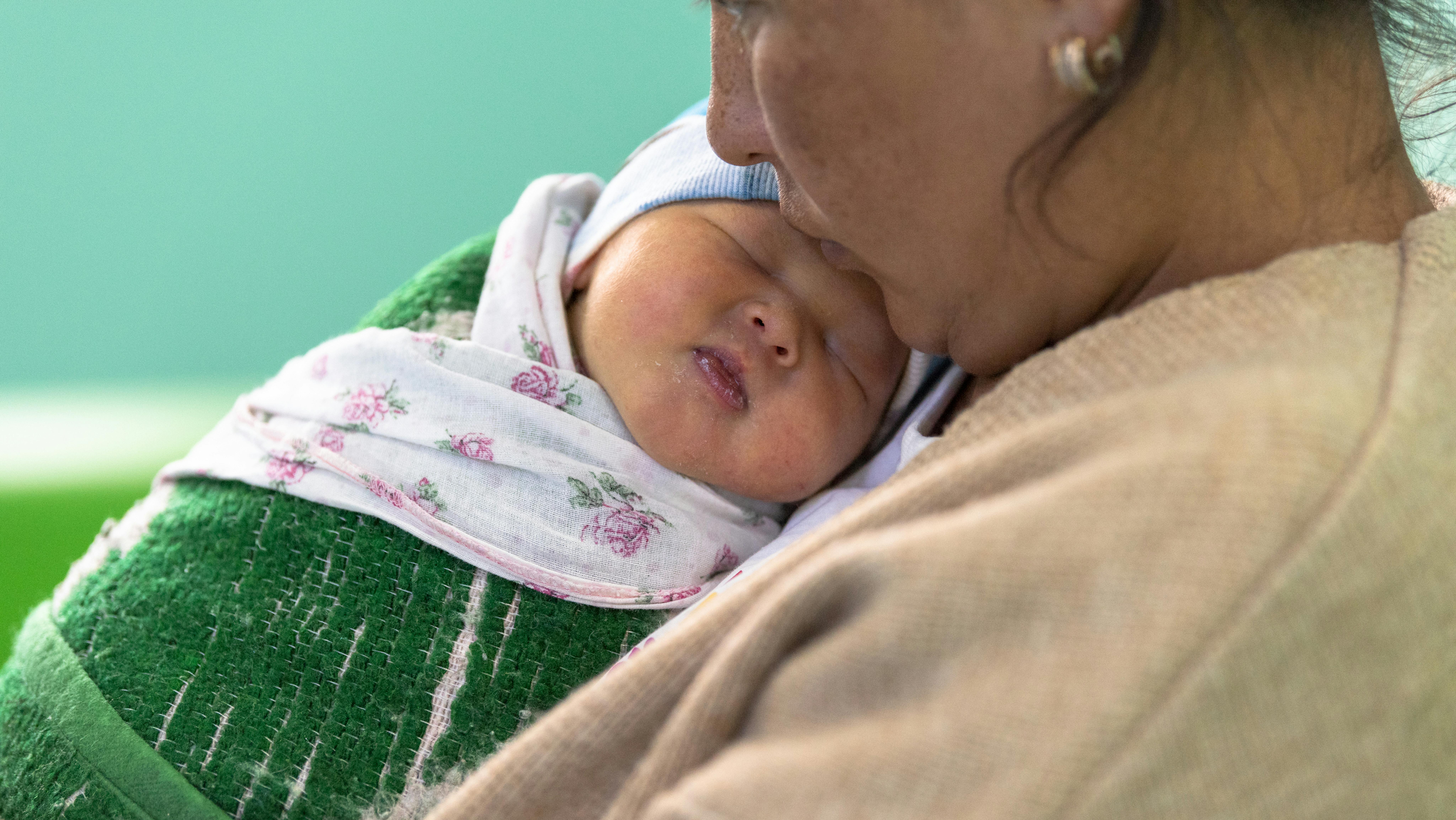 Mongolia - La madre porta in grembo un neonato all'Angalan Maternity Hospital, Ulaanbaatar