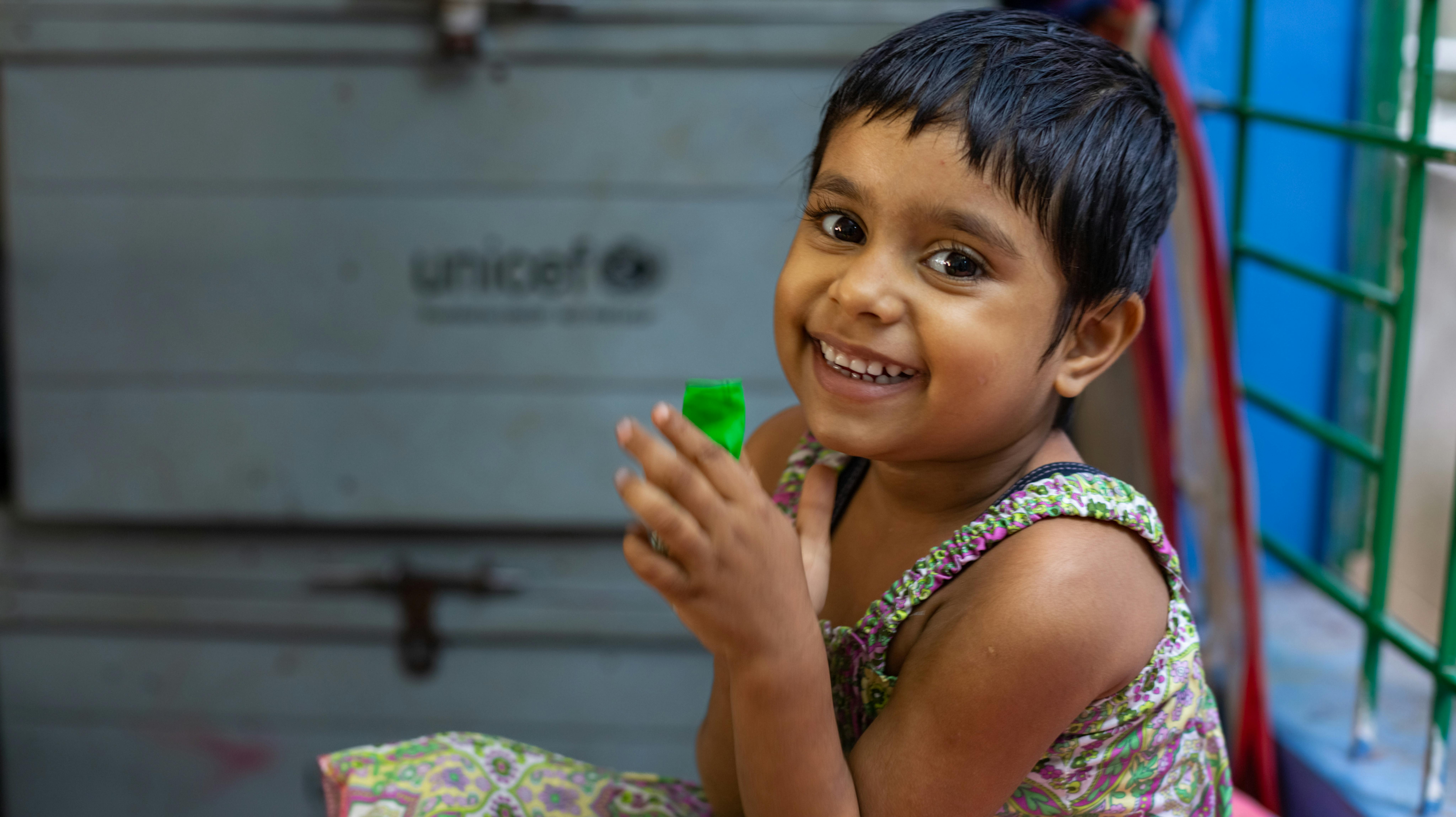 Bangladesh - una bambina nell'asilo nido, istituito dall'UNICEF nell'ambito della cura e dello sviluppo della prima infanzia