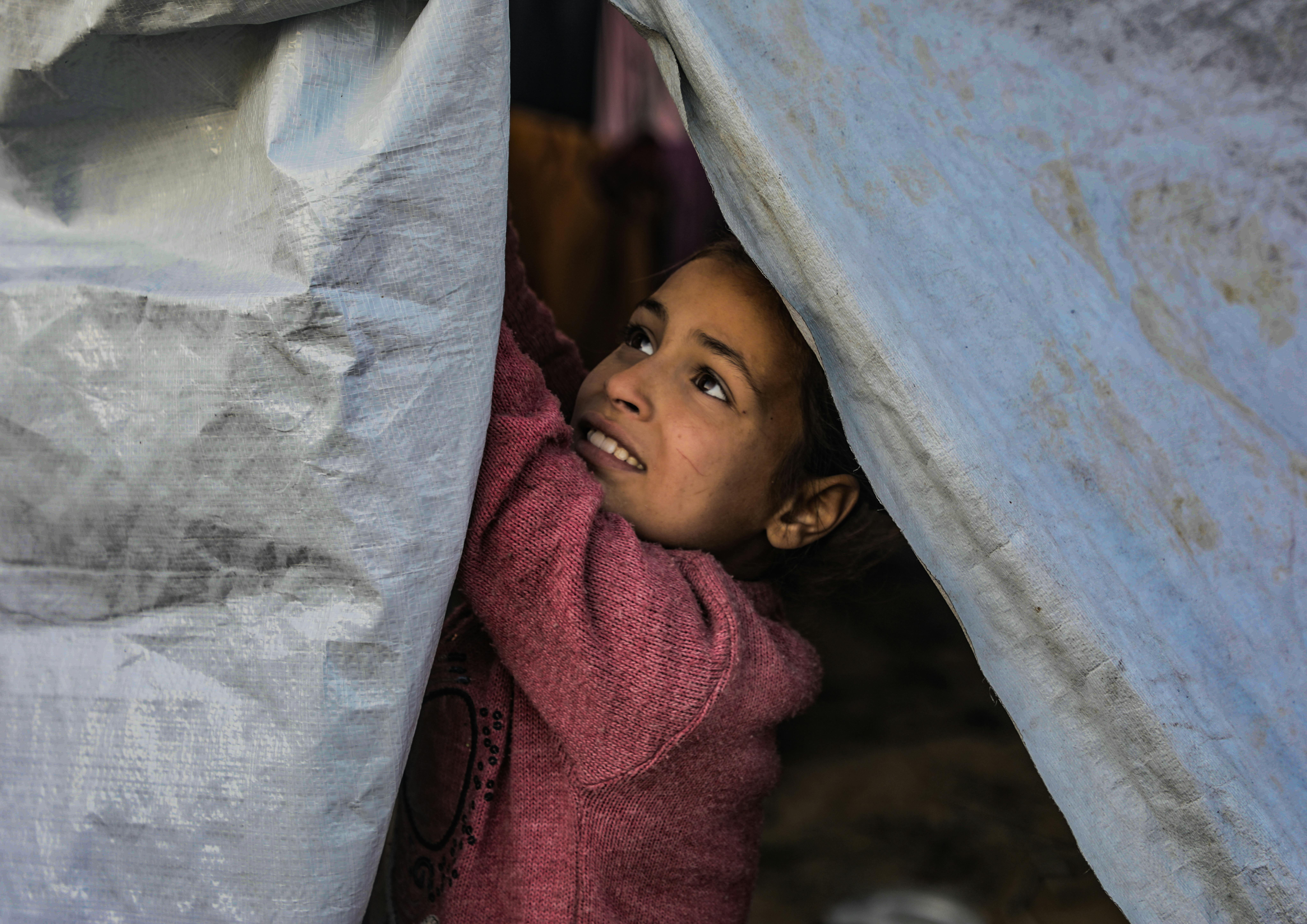 Gaza, Al-Rimal, Omar Al-Mukhtar Street: Noor Abu Harbeed, nove anni, sistema la sua tenda. "Vengo da Beit Hanoun. All'inizio della guerra, siamo fuggiti verso Gaza, poi da Gaza a Deir al-Balah, da Deir al-Balah a Rafah e da Rafah a Khan Younis. Dopo l'annuncio del cessate il fuoco, siamo tornati a Beit Hanoun, sperando che le nostre sofferenze fossero finite. Ma due giorni fa, la guerra è ricominciata e siamo stati sfollati ancora una volta, questa volta a Gaza".