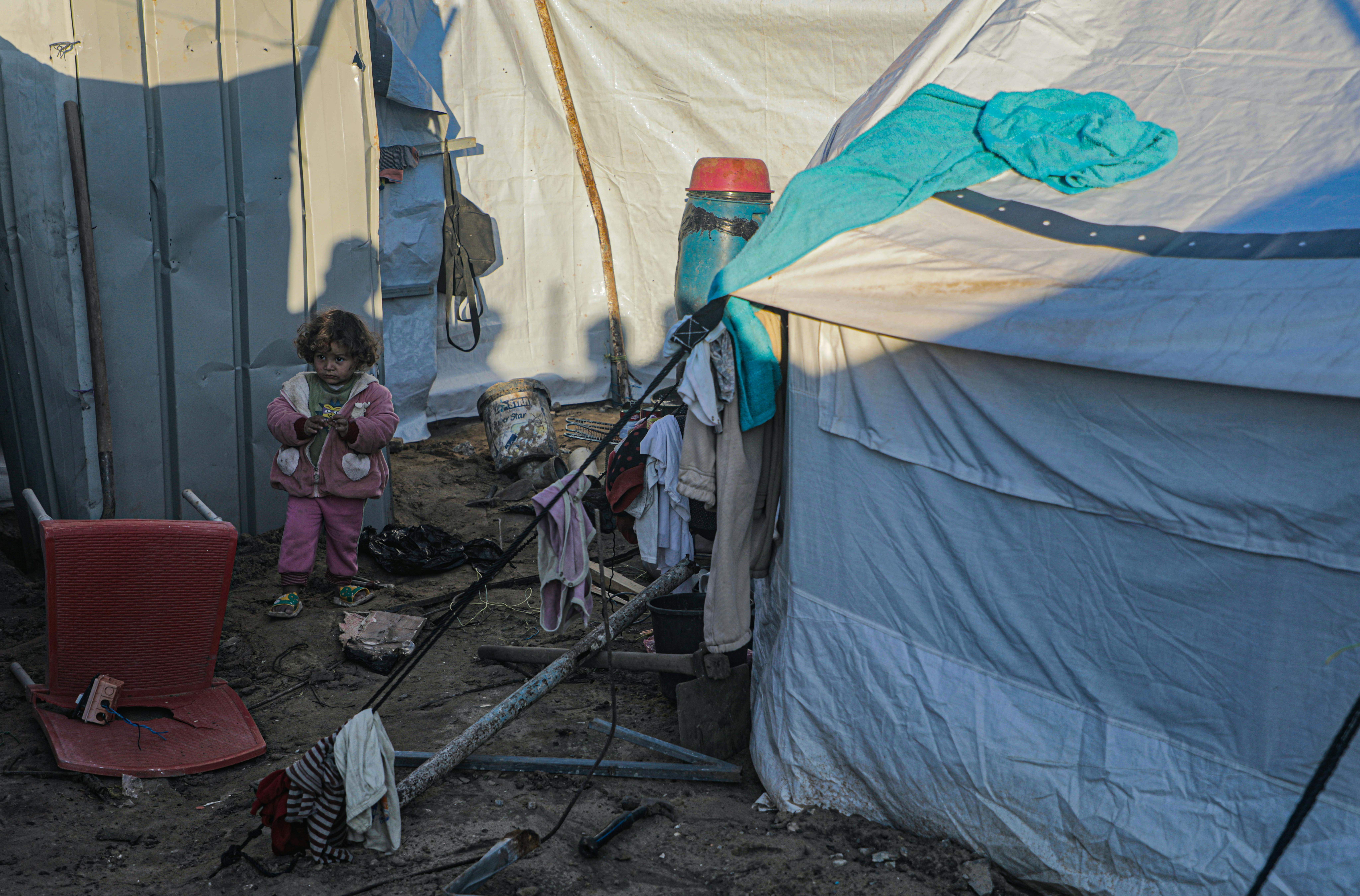 Gaza, una bambina si muove tra le tende allestite per accogliere i profughi rientrati a Gaza. le famiglie pensavano di trovarsi al sicuro con il cessate il fuoco, ma la ripresa dei bombardamenti nel marzo 2025 ha fatto piombare di nuovo bambini e famiglie nell'incertezza