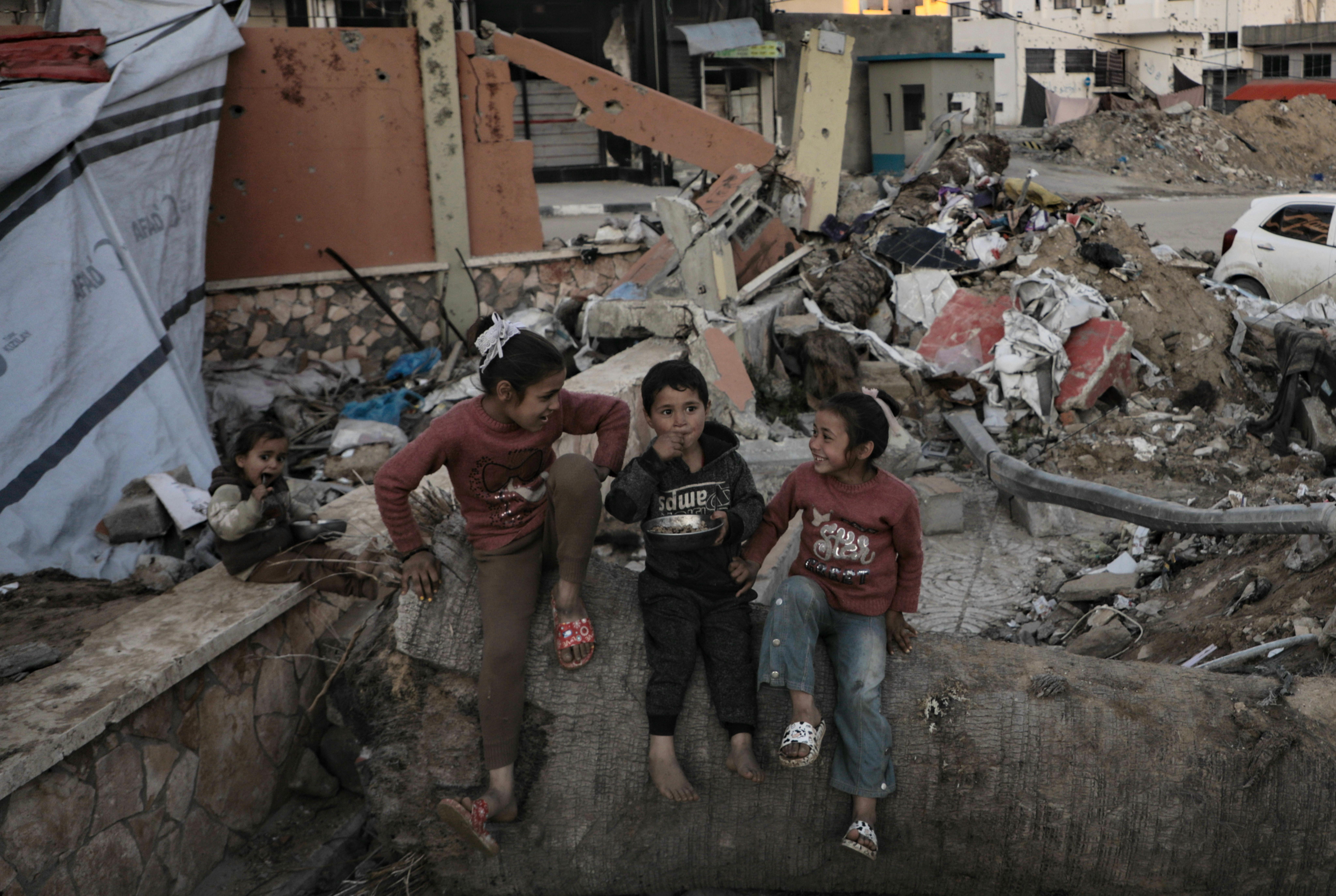 Gaza: Alma, 2 anni e Yusuf, 5 anni, con la sorella Layla di 7 anni si trovano seduti in quella che era una delle strade più popolate di Al-Rimal, Omar Al-Mukhtar Street, tra le macerie. Sono tornati a Gaza dopo l'annuncio del cessate il fuoco ma non si aspettavano di dover ripiombare tra i bombardamenti