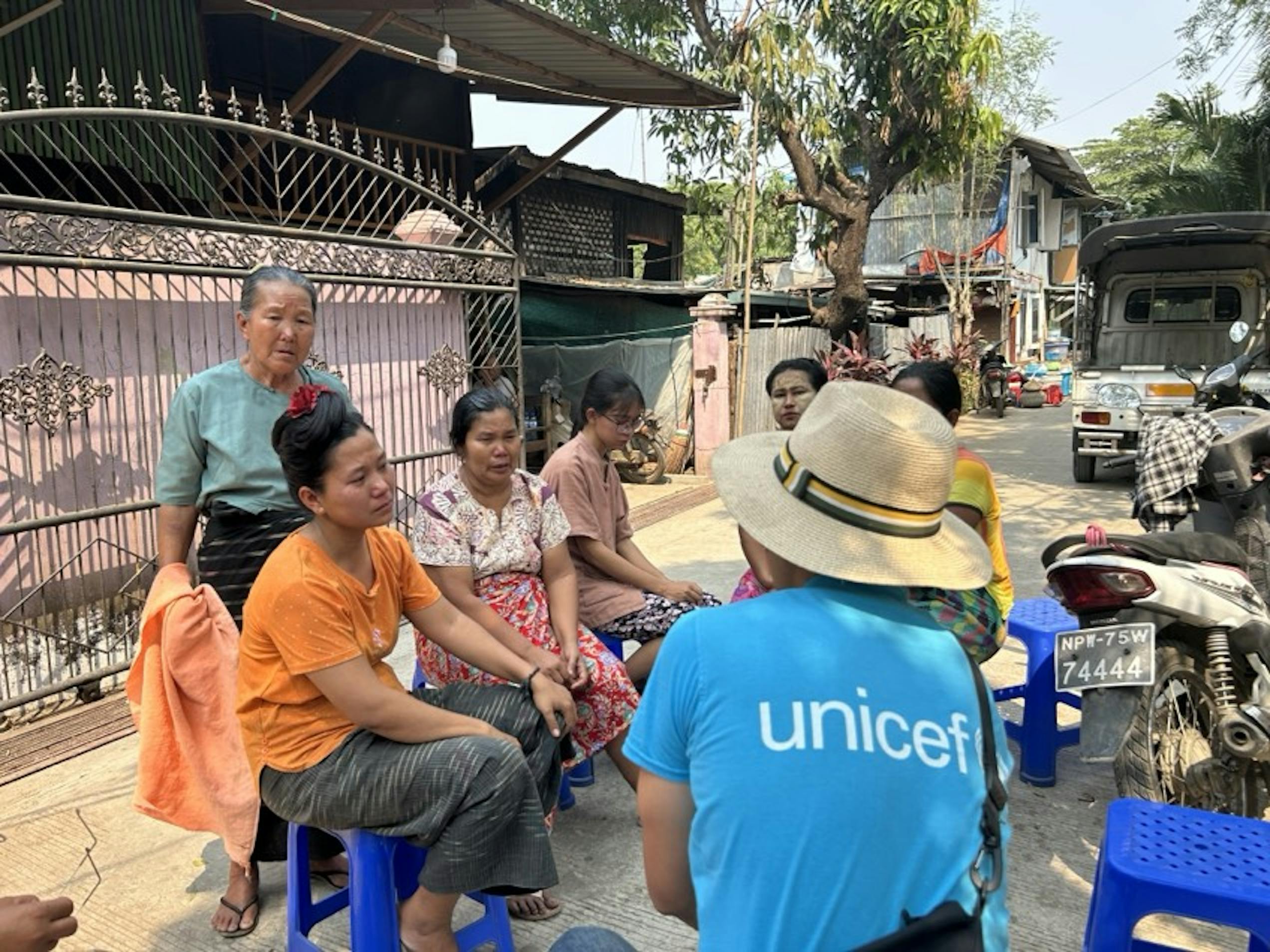 Terremoto in Myanmar - Nay Pyi Taw. Alcune donne di famiglie colpite dal terremoto a Nay Pyi Taw con un membro dello staff UNICEF Myanmar per discutere della loro situazione e delle loro esigenze un giorno dopo il devastante terremoto