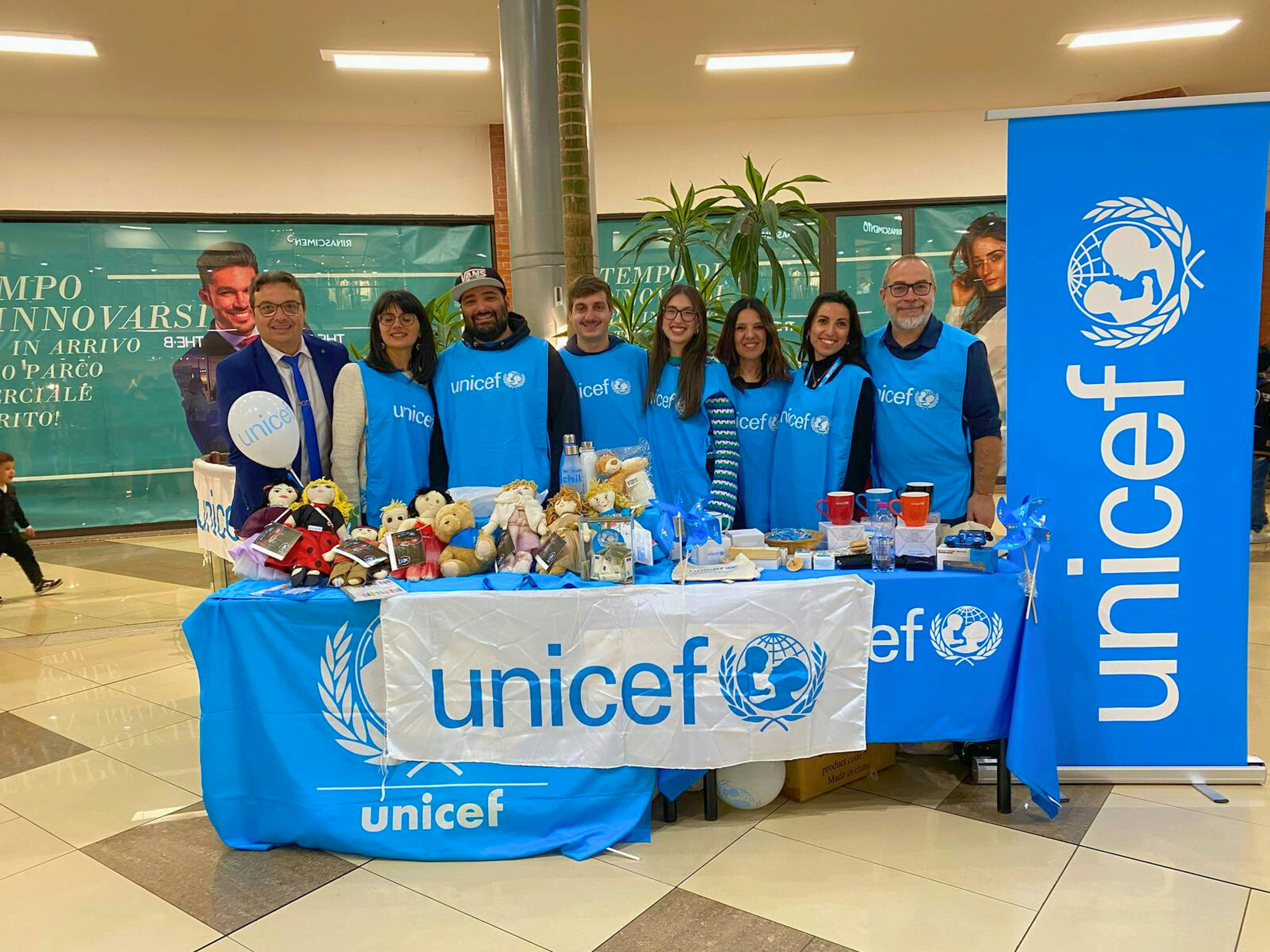 Il mago Dimis e i volontari UNICEF