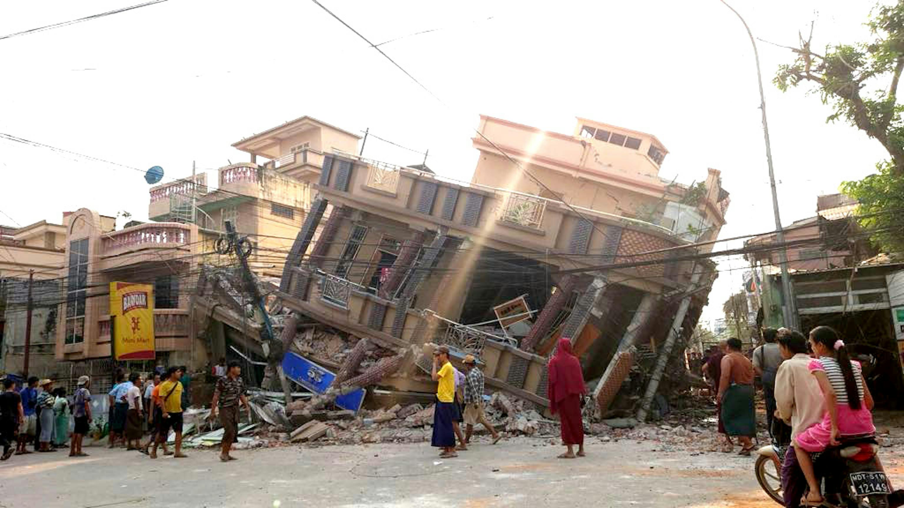 Edifici crollati nella regione di Mandalay, nel Myanmar centrale, rivela l'impatto devastante del terremoto di magnitudo 7.7