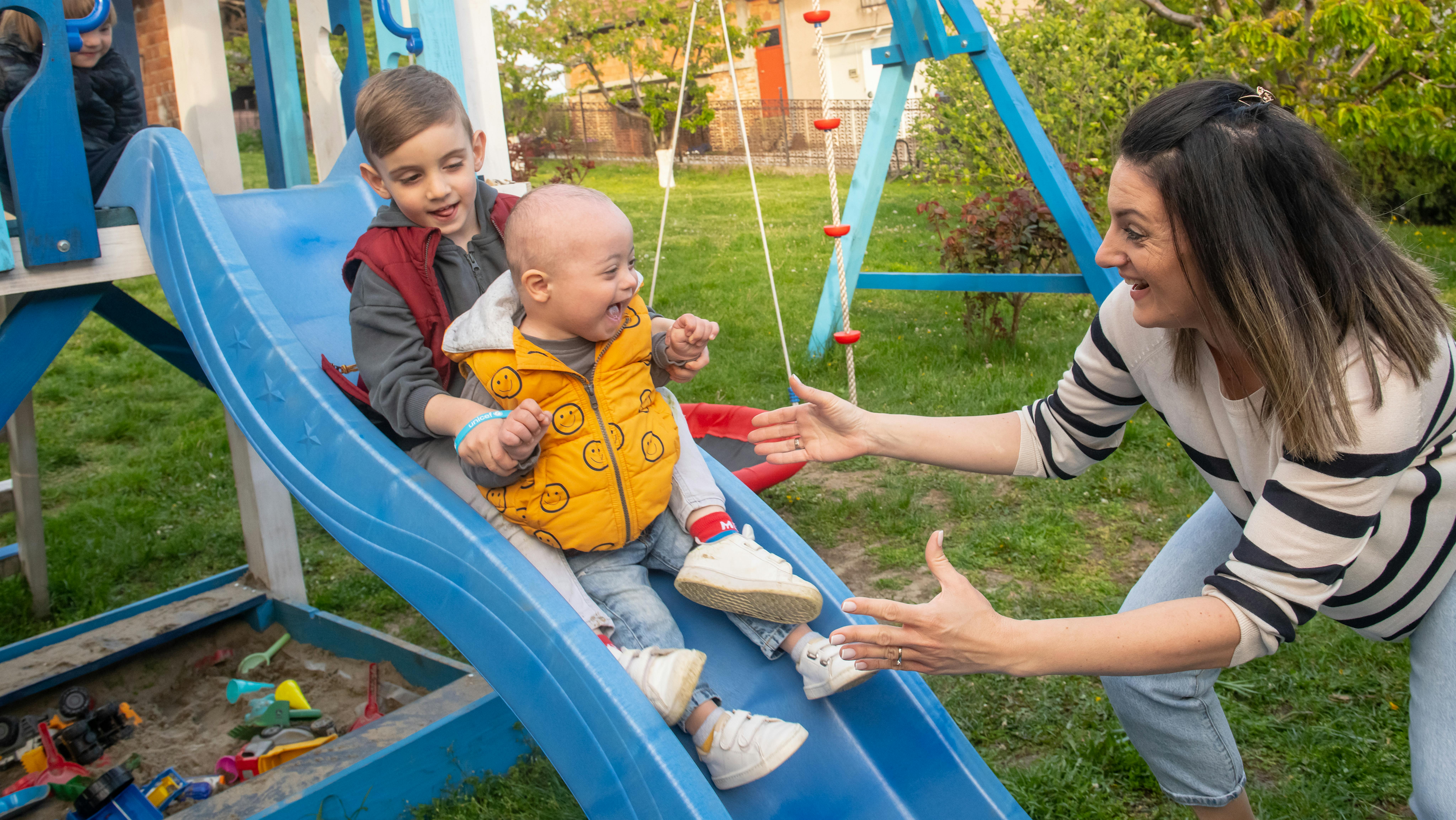Serbia - Due famiglie partecipano a questa sessione fotografica. Due bambini hanno la sindrome di Down.