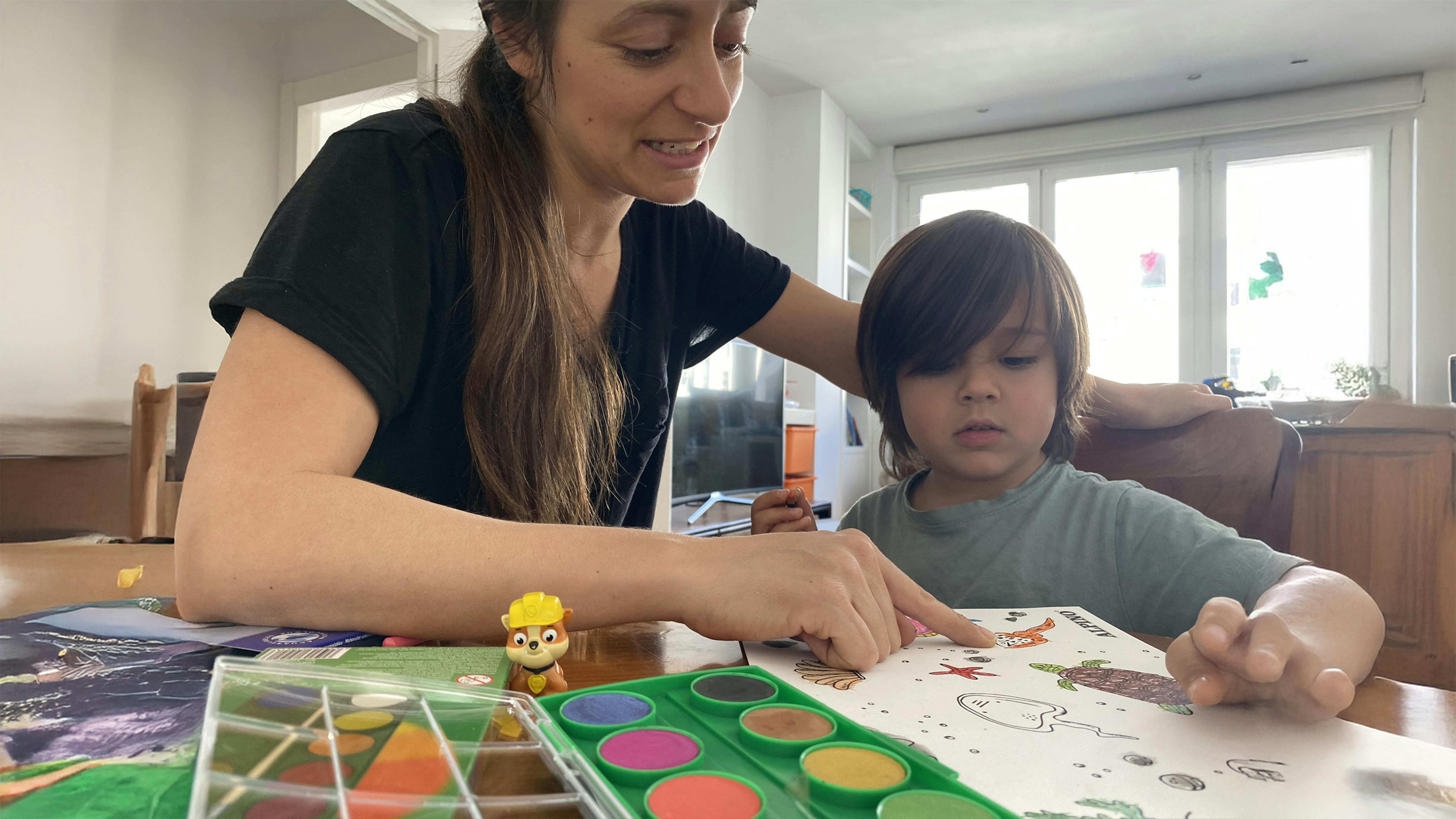 Spagna, Ruben, 4 anni, si esercita a memorizzare i nomi degli animali marini con sua madre, Daniela, mentre dipinge con gli acquerelli, un'attività suggerita dagli insegnanti della scuola di Ruben
