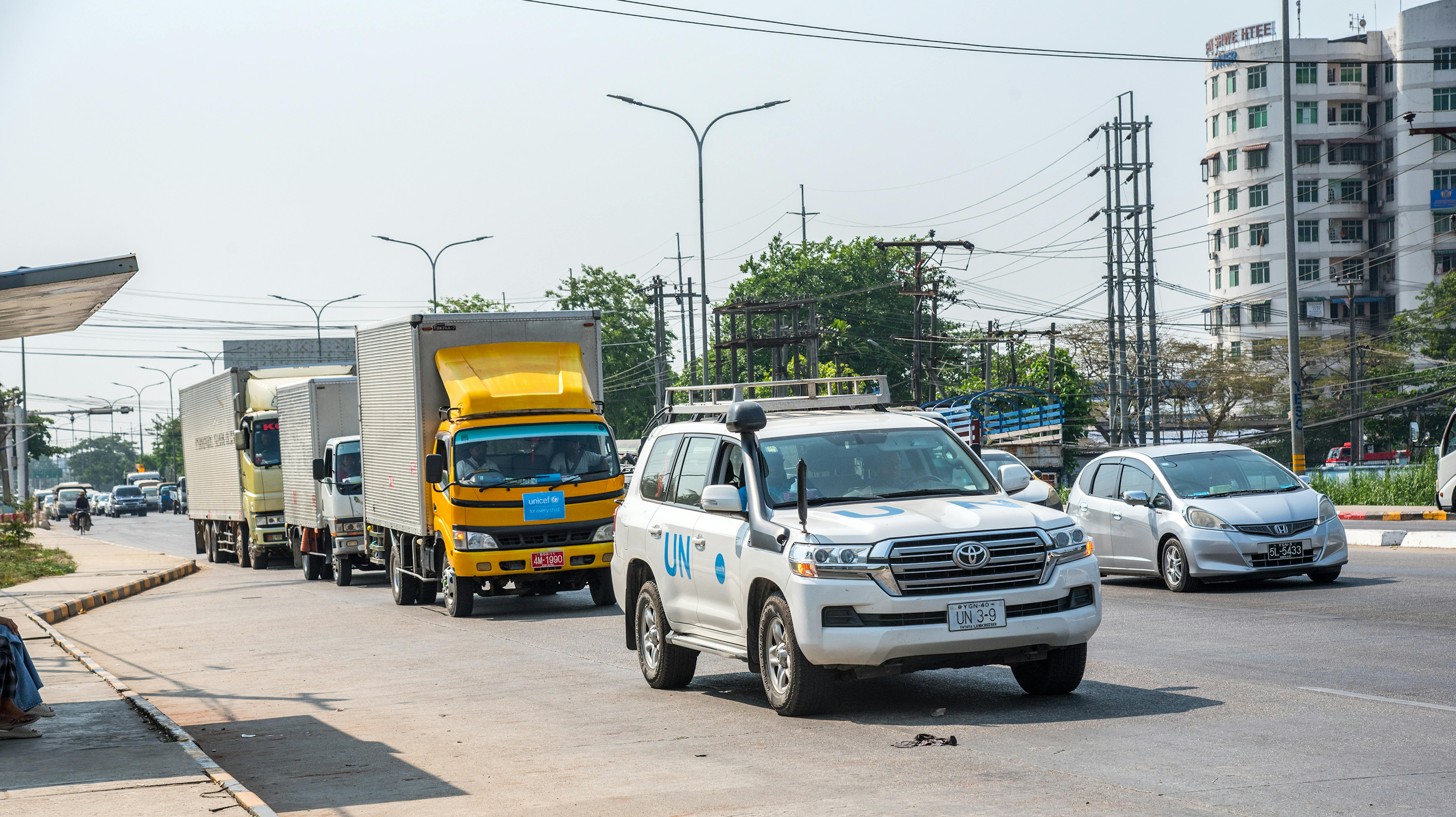 I camion dell'UNICEF trasportano 80 tonnellate di forniture salvavita, fornite con il supporto dell'Unione Europea, al magazzino dell'UNICEF a Yangon.