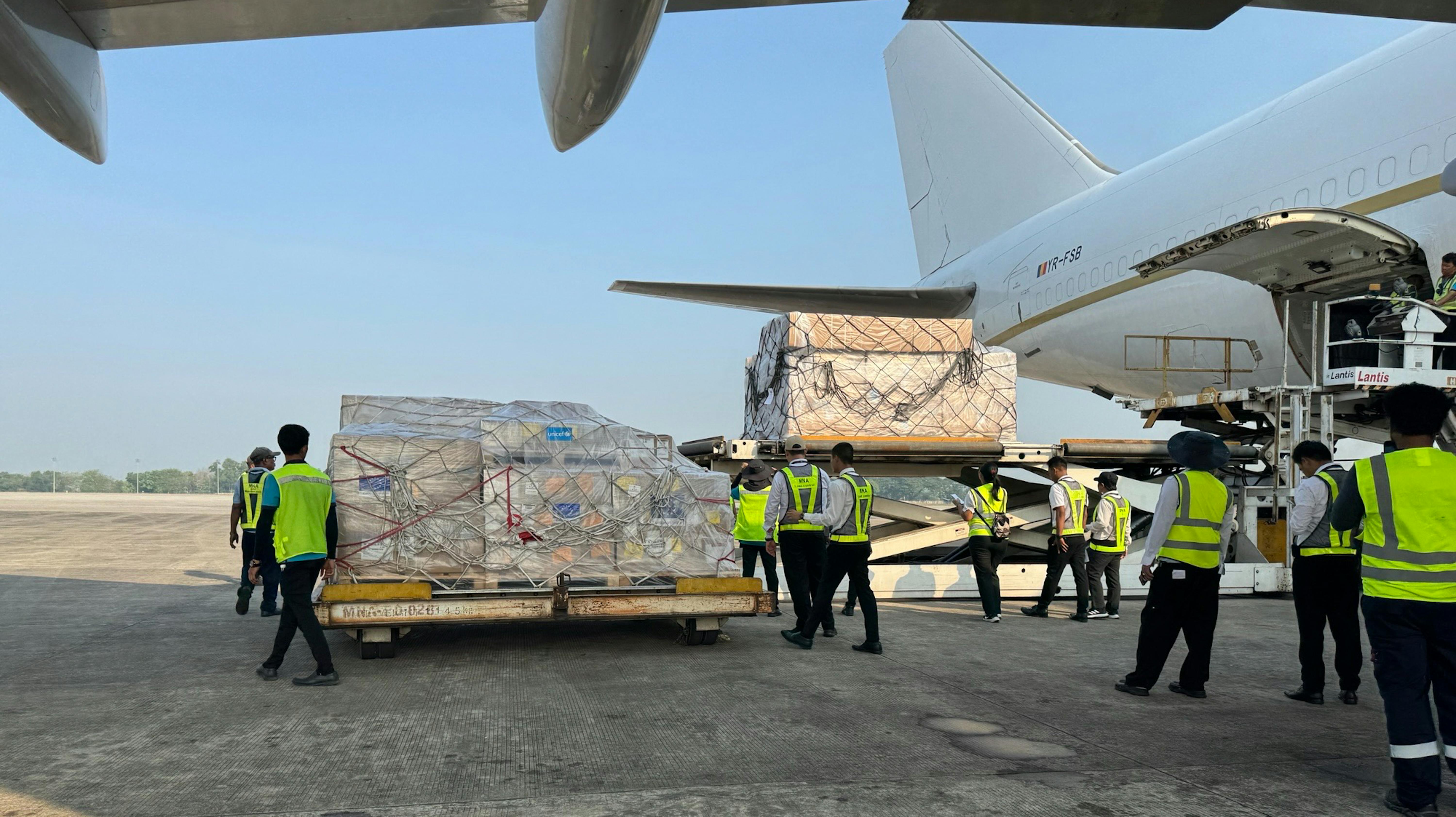 80 tonnellate di forniture salvavita, fornite con il supporto dell'Unione Europea, sono atterrate all'aeroporto internazionale di Yangon per l'UNICEF Myanmar.