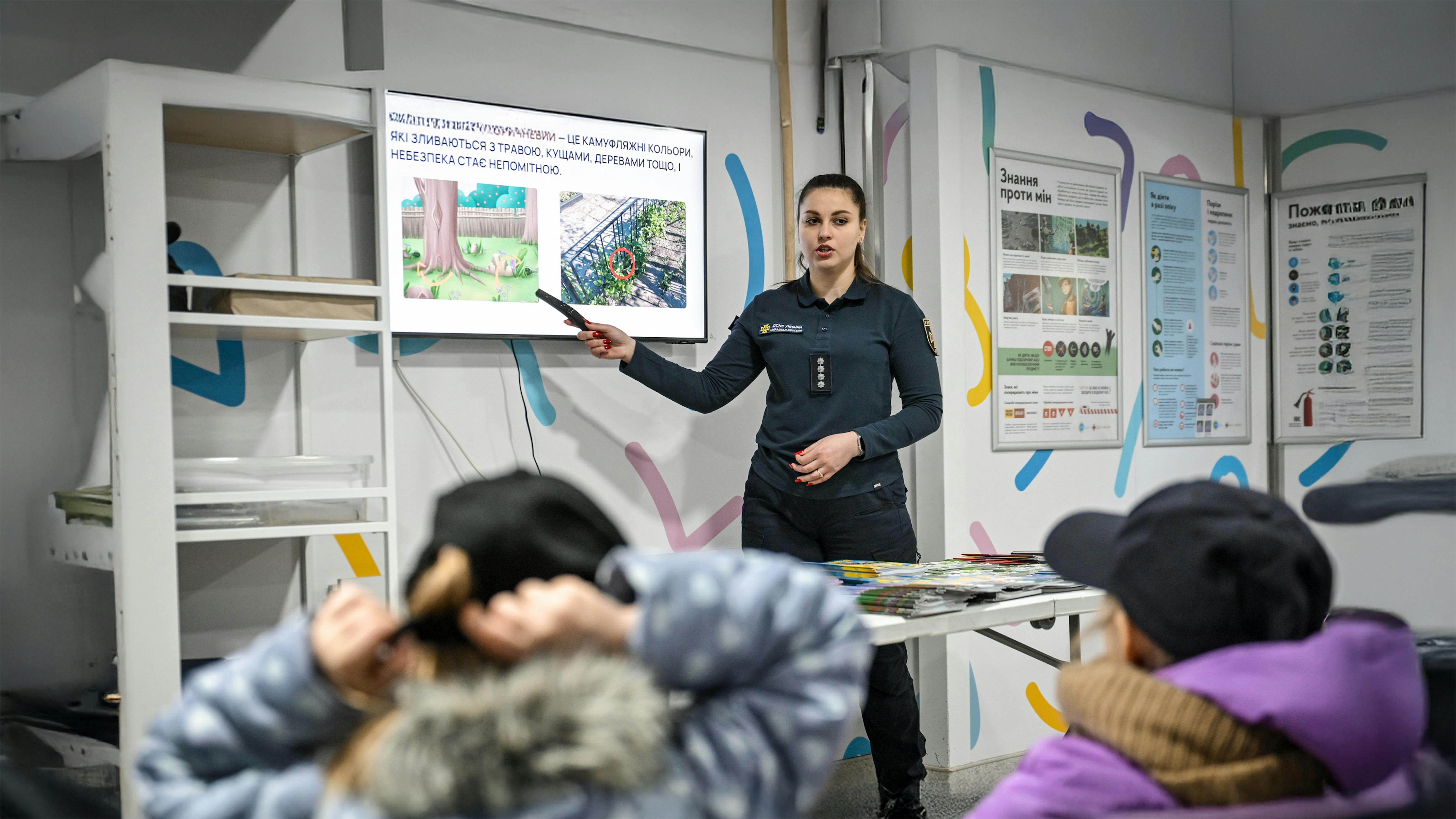 Ucraina - Anna Popsuy, ispettrice capo presso il Servizio di Emergenza Statale di Zaporizhzhia, conduce una lezione interattiva per gli alunni di prima elementare all'interno di un'aula mobile di sicurezza supportata dall'UNICEF.