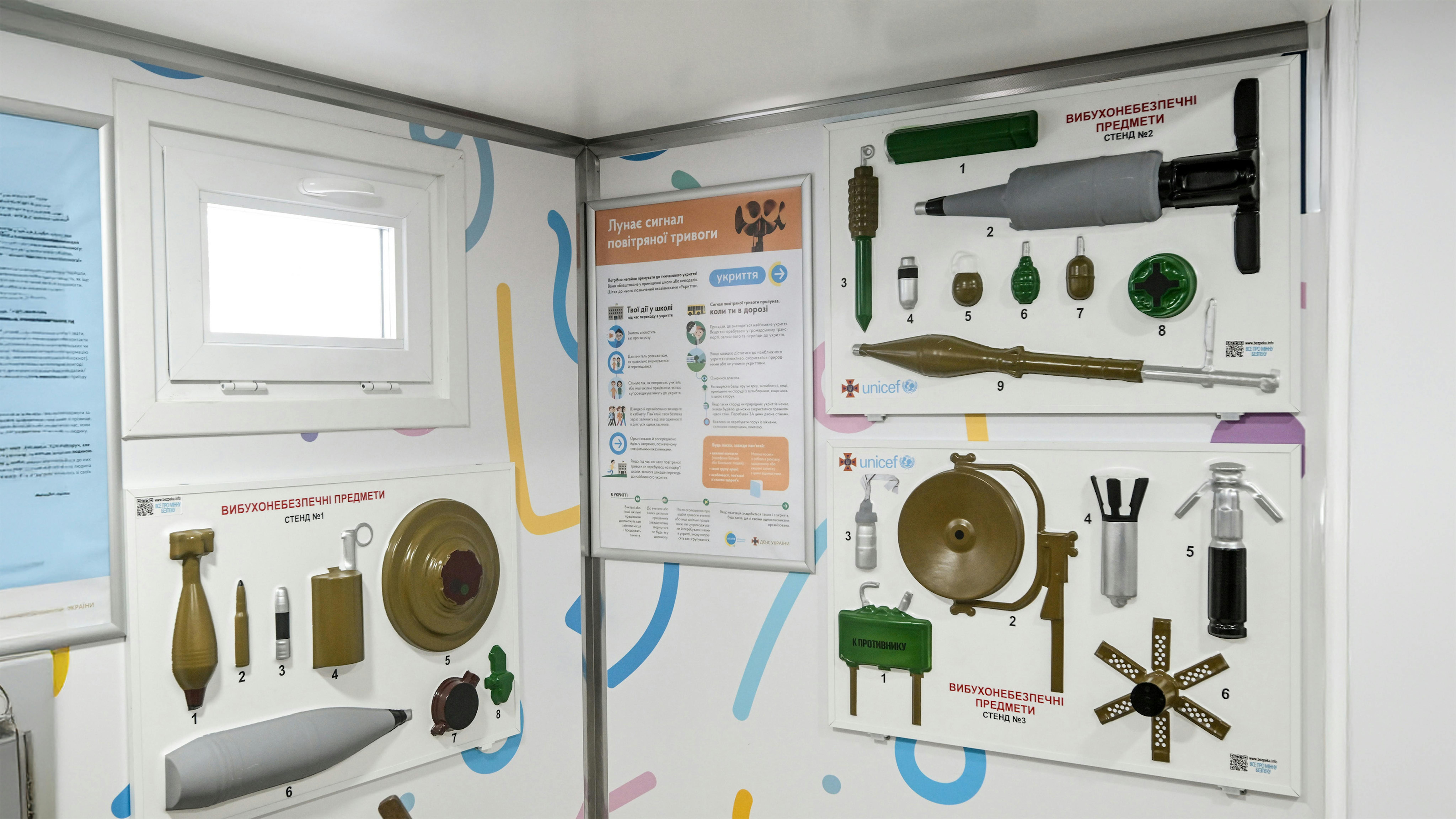 Ucraina - L'interno dell'aula mobile di sicurezza attrezzata dall'UNICEF, esposizioni visive di ordigni esplosivi aiutano i bambini a riconoscere gli oggetti pericolosi che potrebbero incontrare nelle aree colpite dalla guerra.