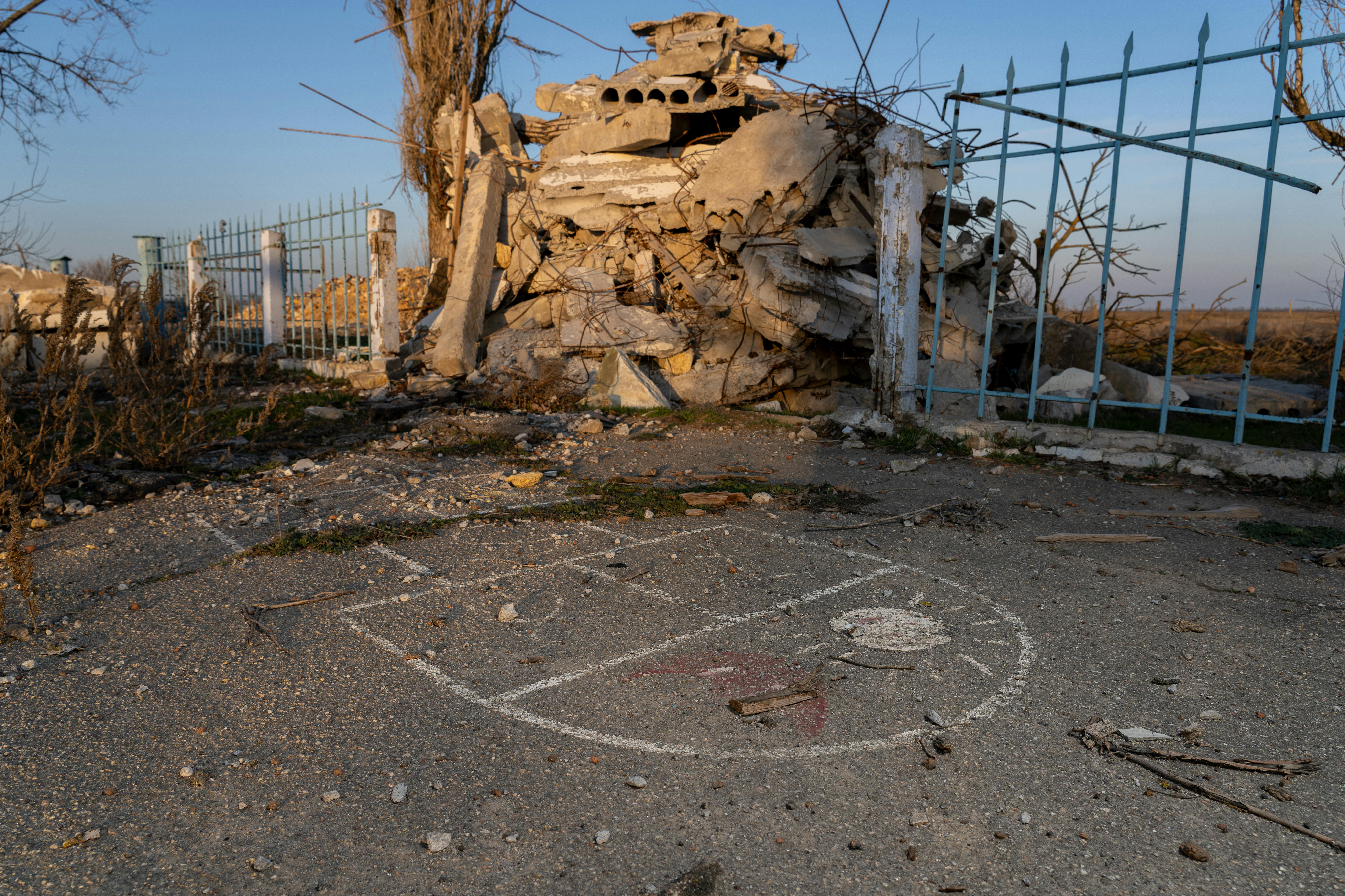 I resti di una scuola nel villaggio di Partyzanske, nella regione di Mykolaiv, distrutta dai bombardamenti.