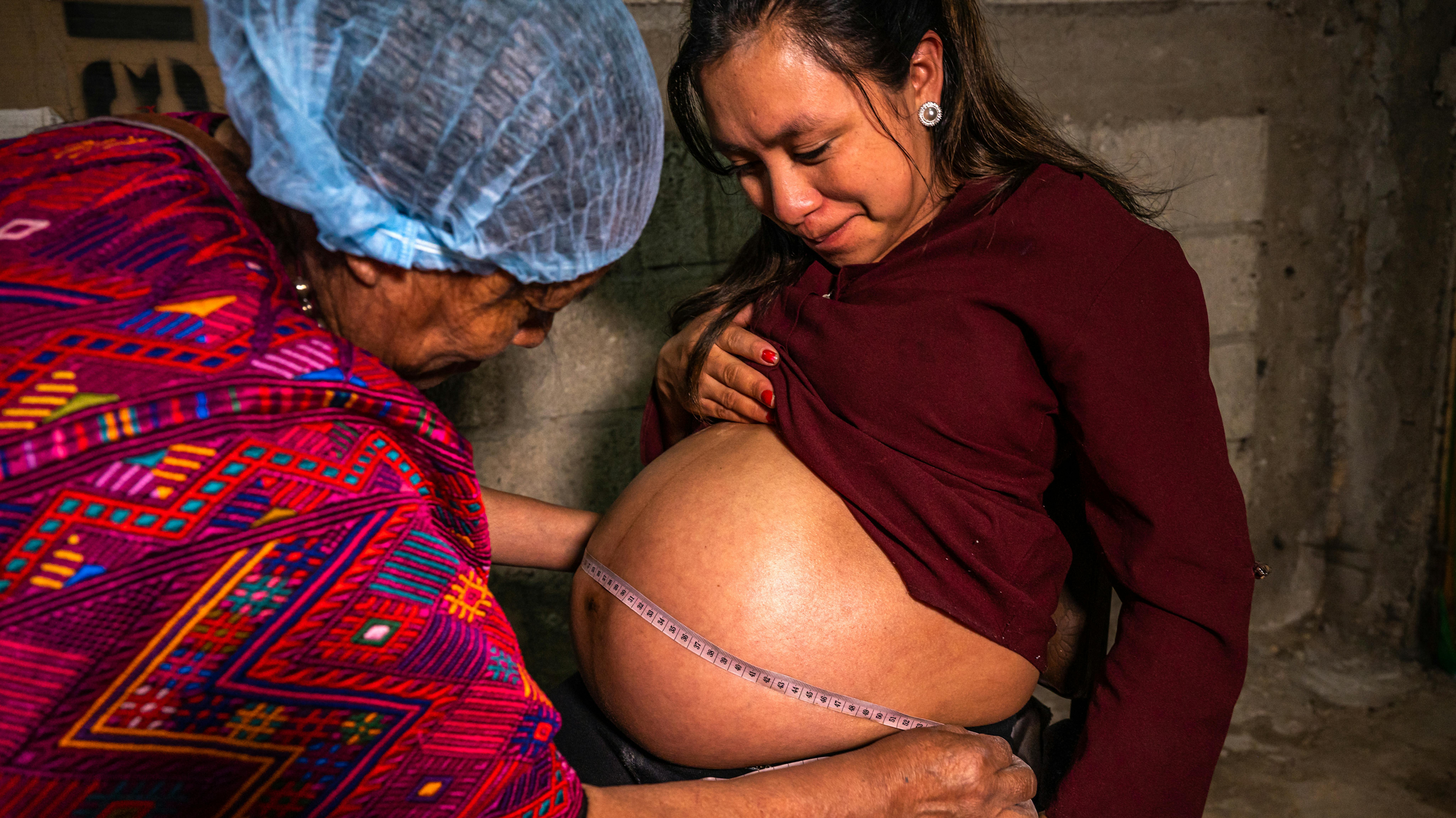 a Chichicastenango, in Guatemala, l'ostetrica Juana Saquíc visita la sua paziente Sonia de Ella, incinta di 6 mesi, per monitorarla e fornirle consigli.