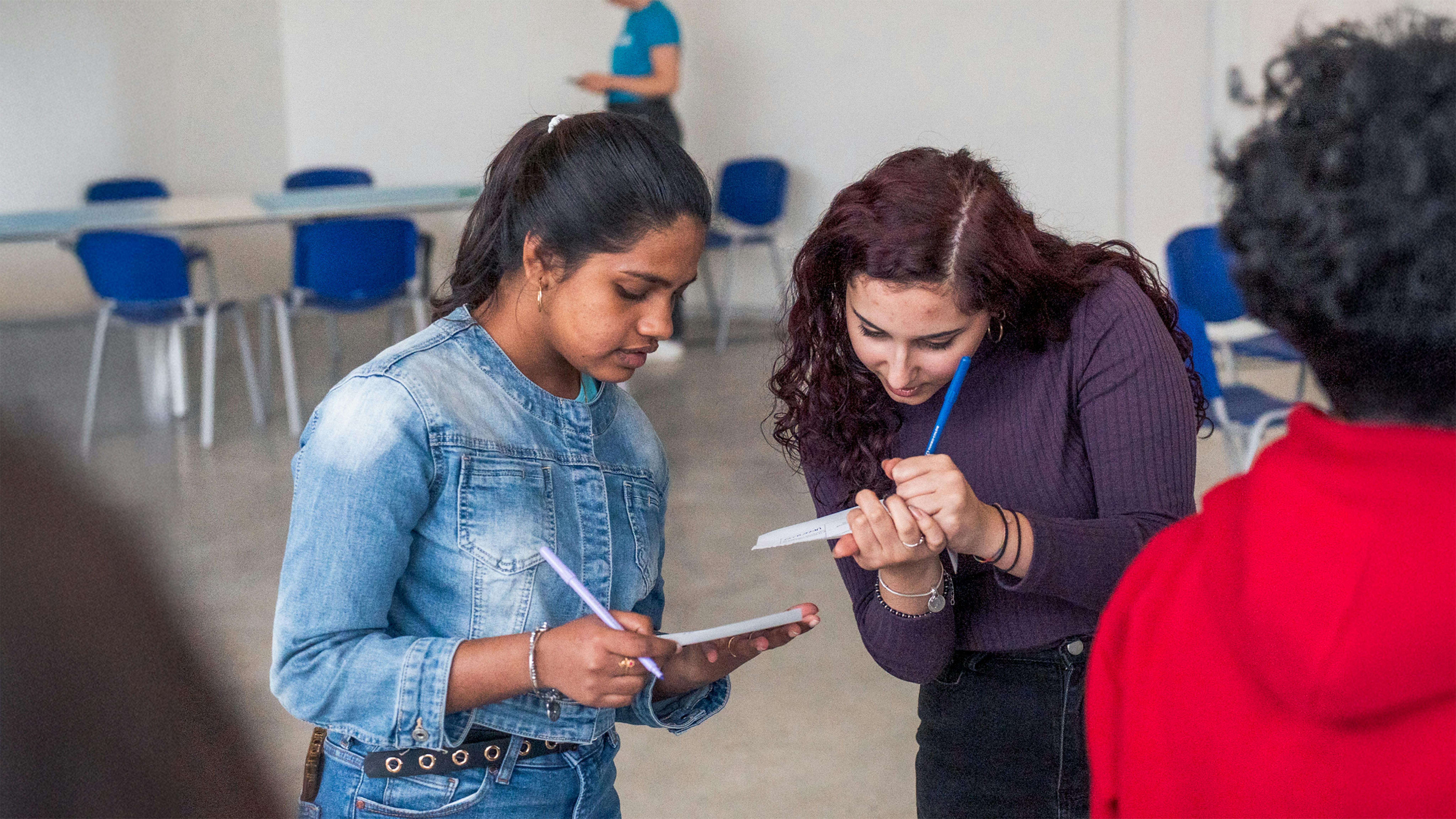 Krishini e Diana in uno dei laboratori di partecipazione dello YAB