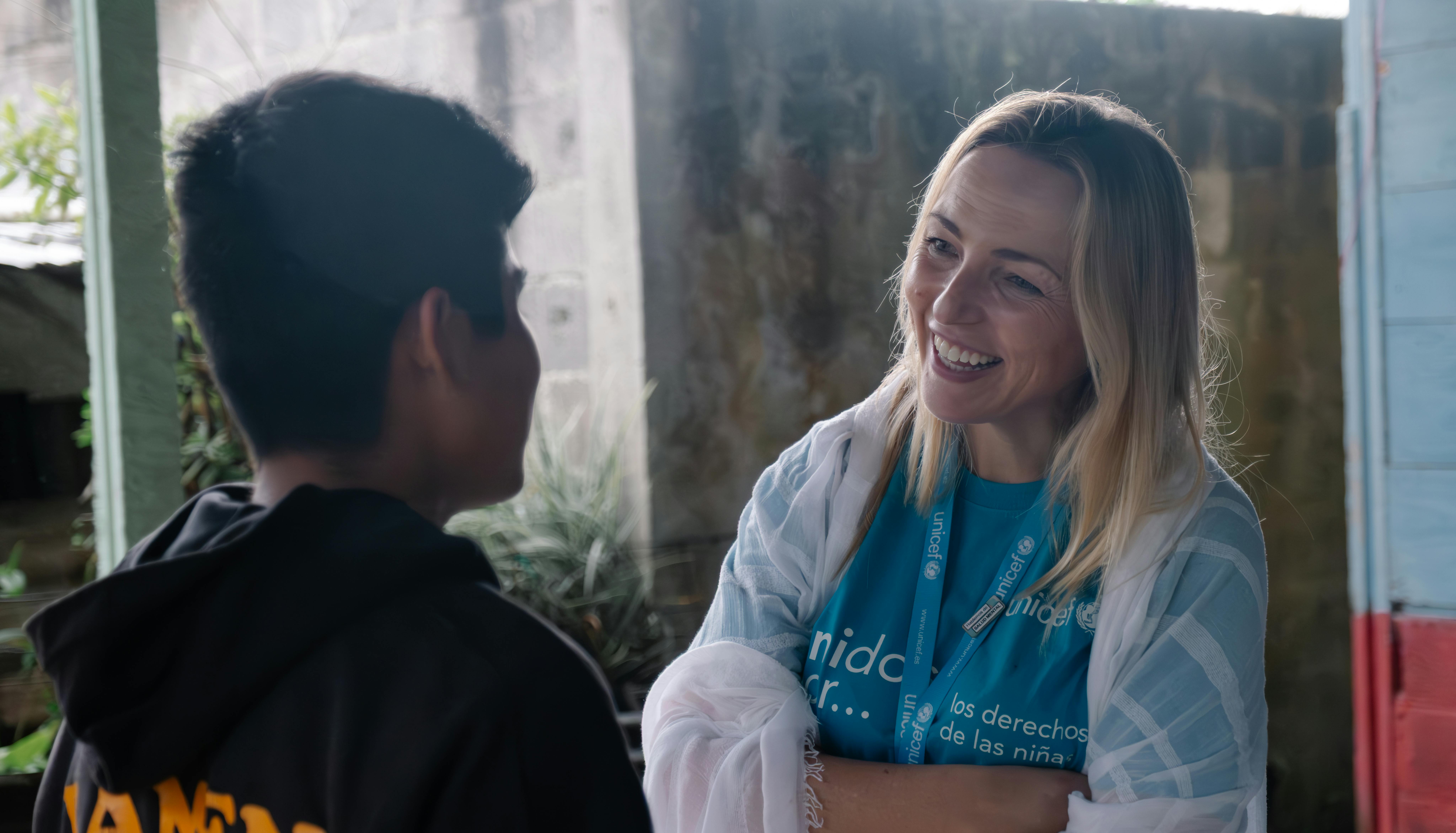Guatemala, un'operatrice UNICEF parla con un ragazzo nel centro di ascolto supportato dall'UNICEF