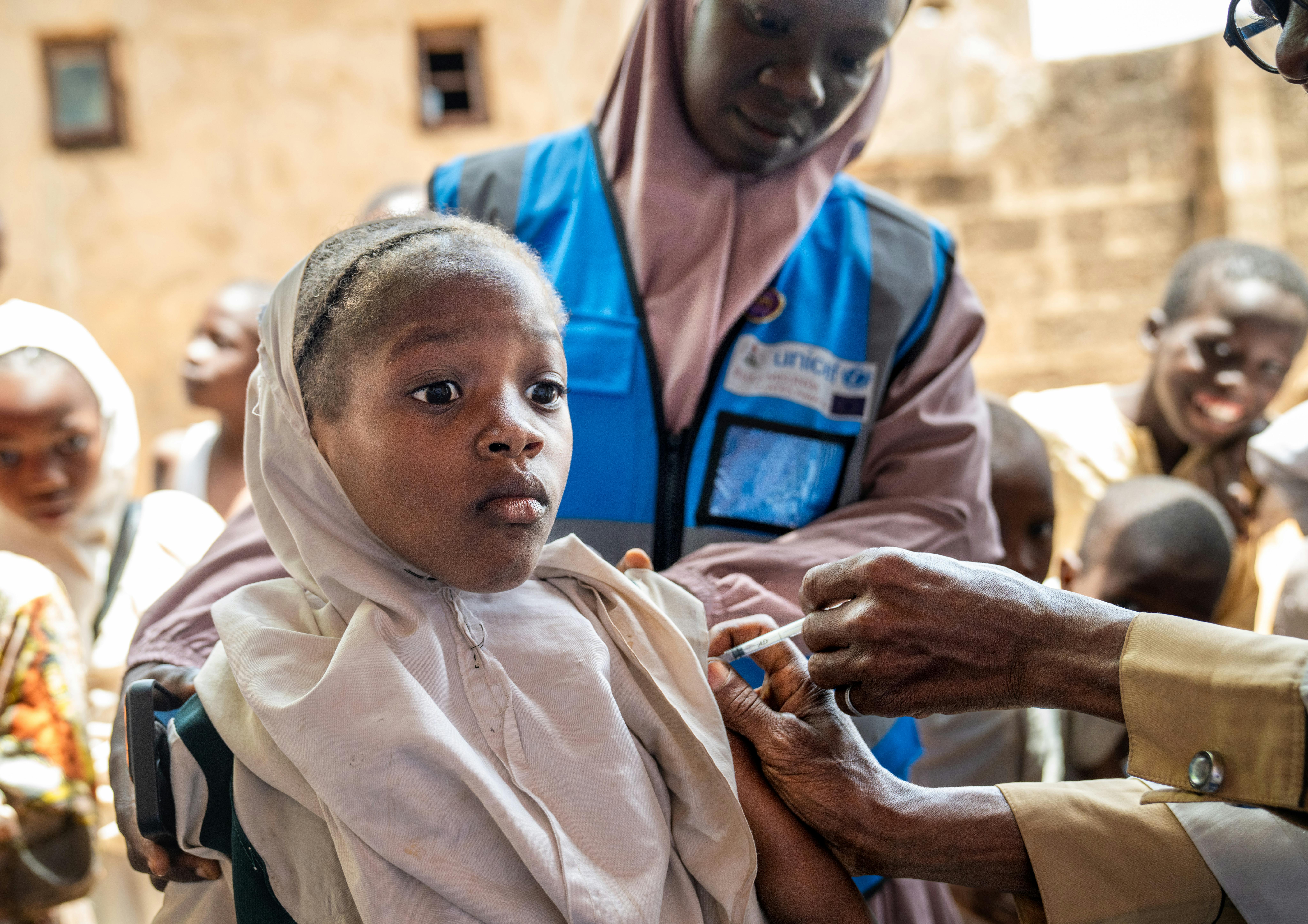 Khadija Lawal, 13 anni, riceve il vaccino contro il papillomavirus (HPV) in una clinica mobile a Katsina, in Nigeria