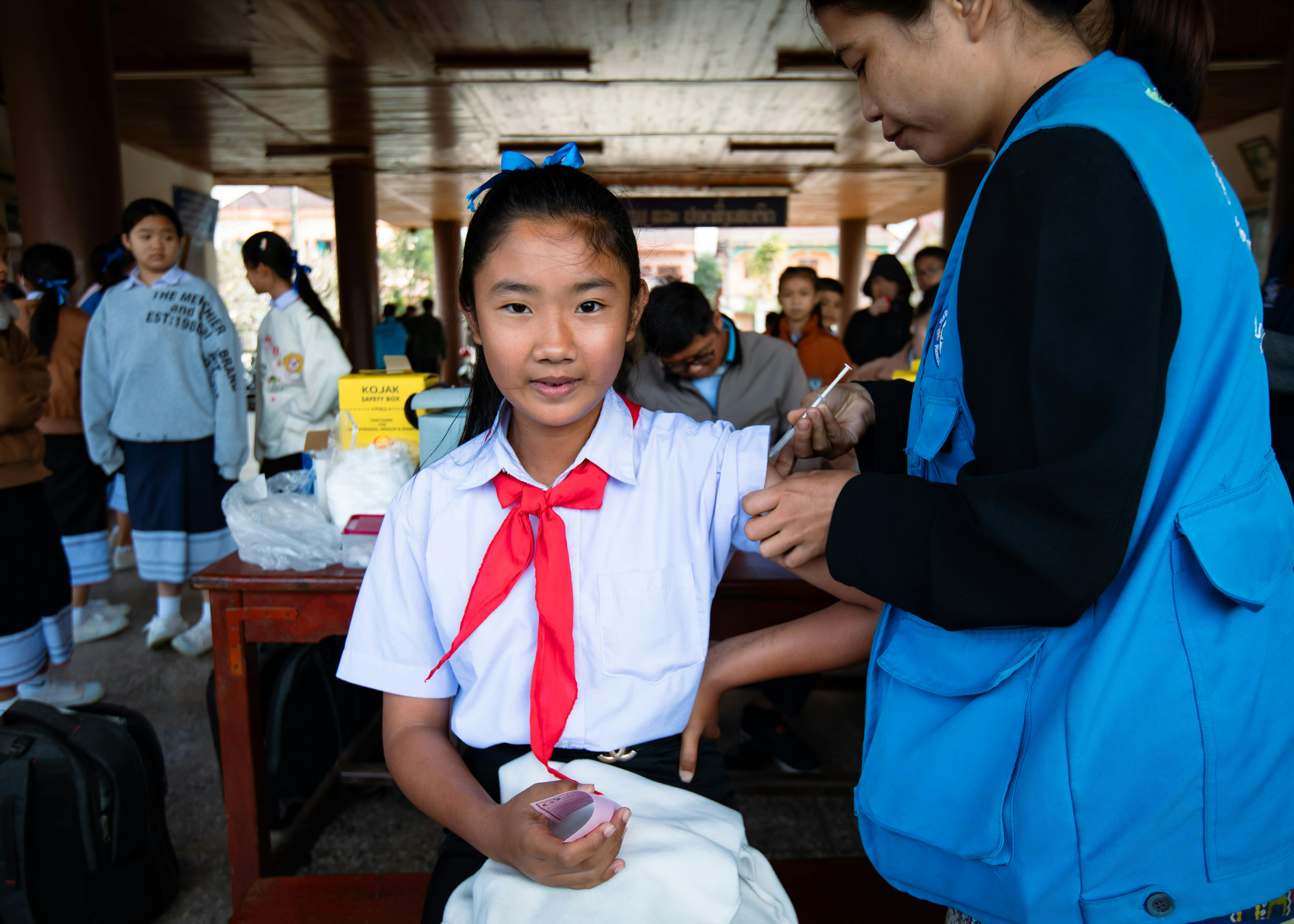 Laos: una ragazza riceve il vaccino contro l'HPV a scuola, nella provincia di Xiengkhouang .