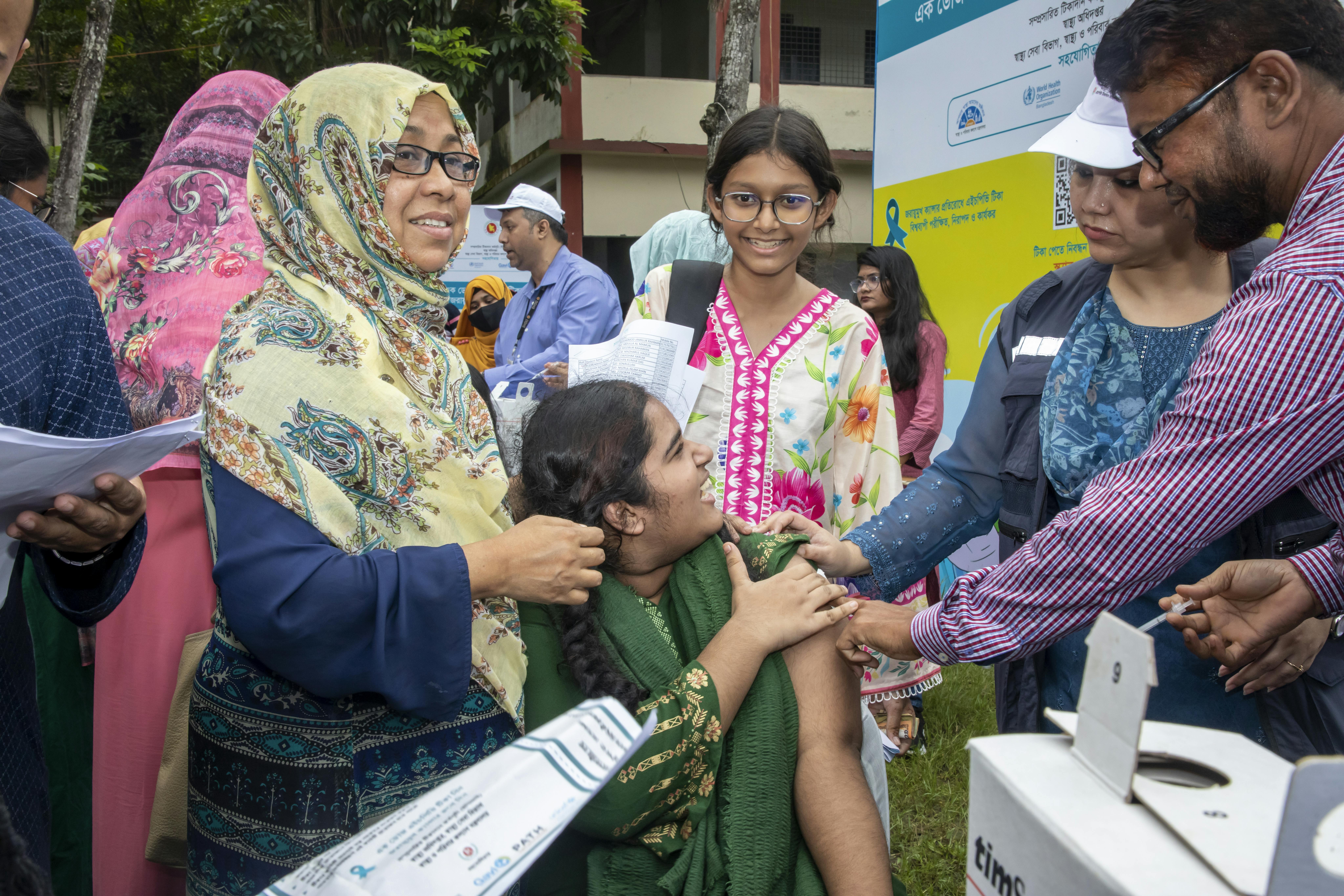Bangladesh, ragazze in fila per ricevere il vaccino contro il papilloma virus. Siamo nella città di Mymensingh
