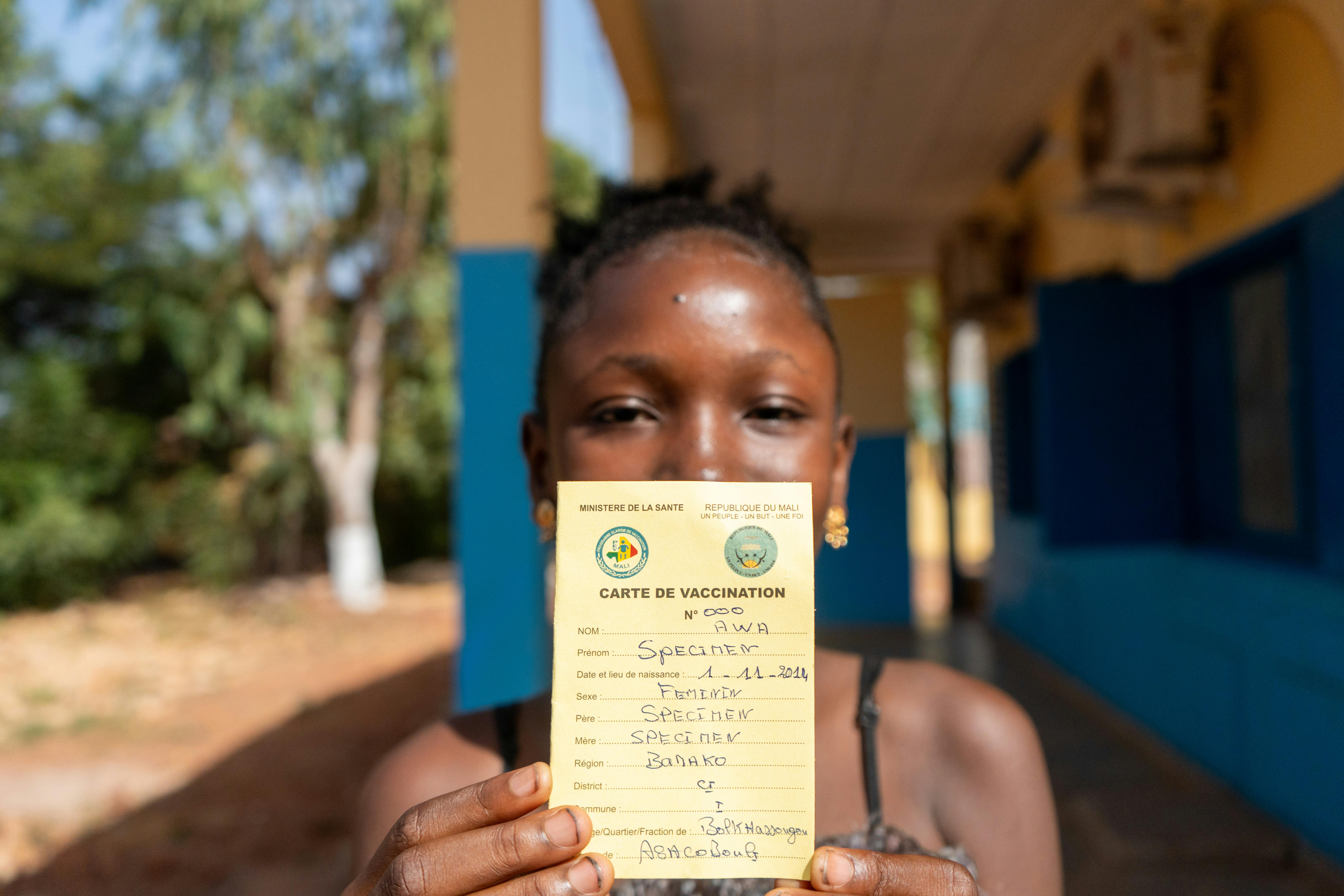 Mali: Bana, 10 anni, è una delle prime bambine a ricevere il vaccino contro l'HPV e mostra la sua tessera vaccinale. La campagna contro il papilloma virus è stata inserita tra le vaccinazioni di routine per tutte le bambine di 10 anni, poiché il Mali è uno dei 20 paesi più colpiti in Africa