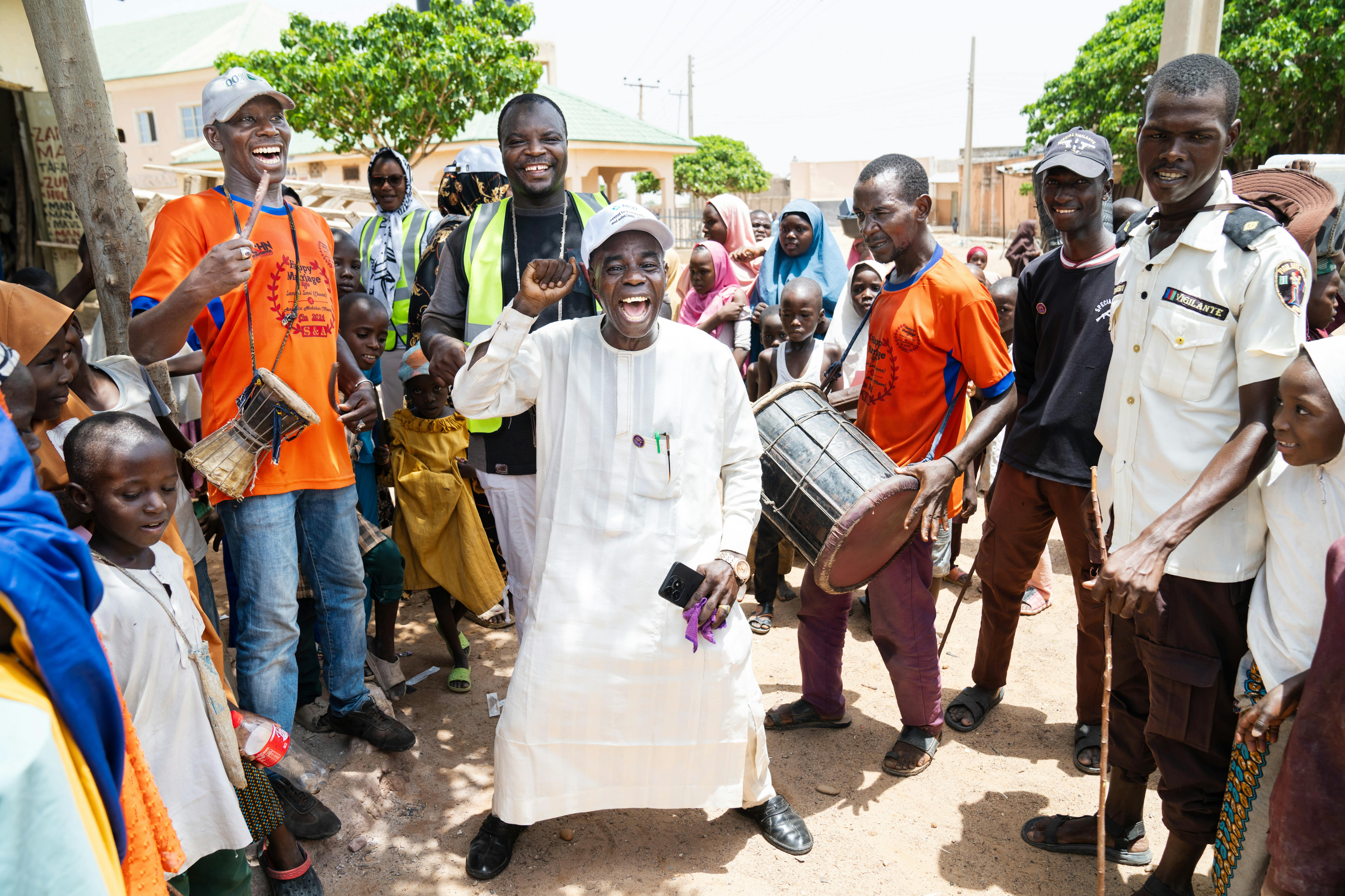 Nigeria: un gruppo di musicisti e attivisti locali coinvolgono la comunità nei pressi di una clinica mobile, sul tema della lotta al papillomavirus