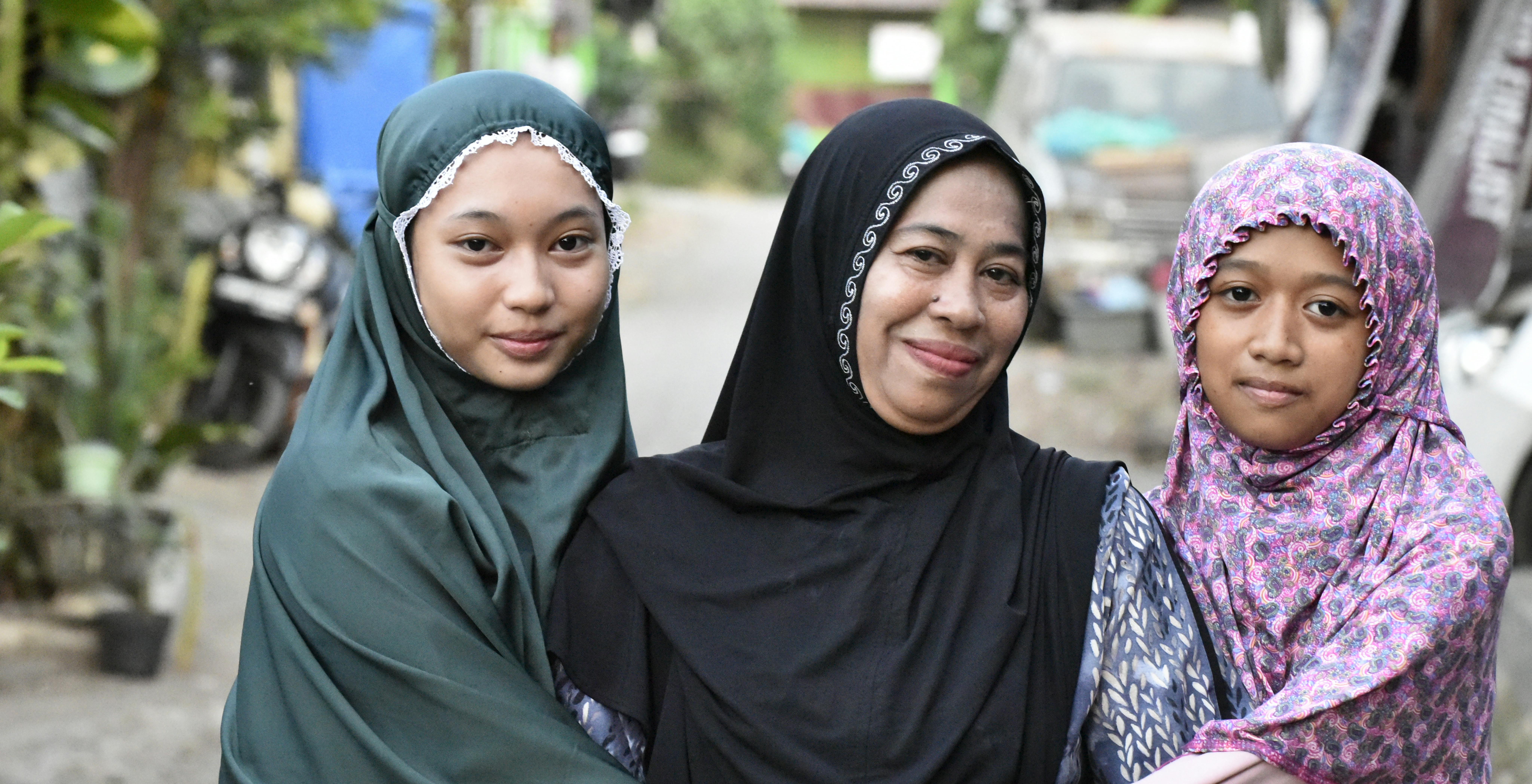 Indonesia, Yuli Yanti è in piedi con la figlia e la nipote, entrambe vaccinate contro l'HPV.