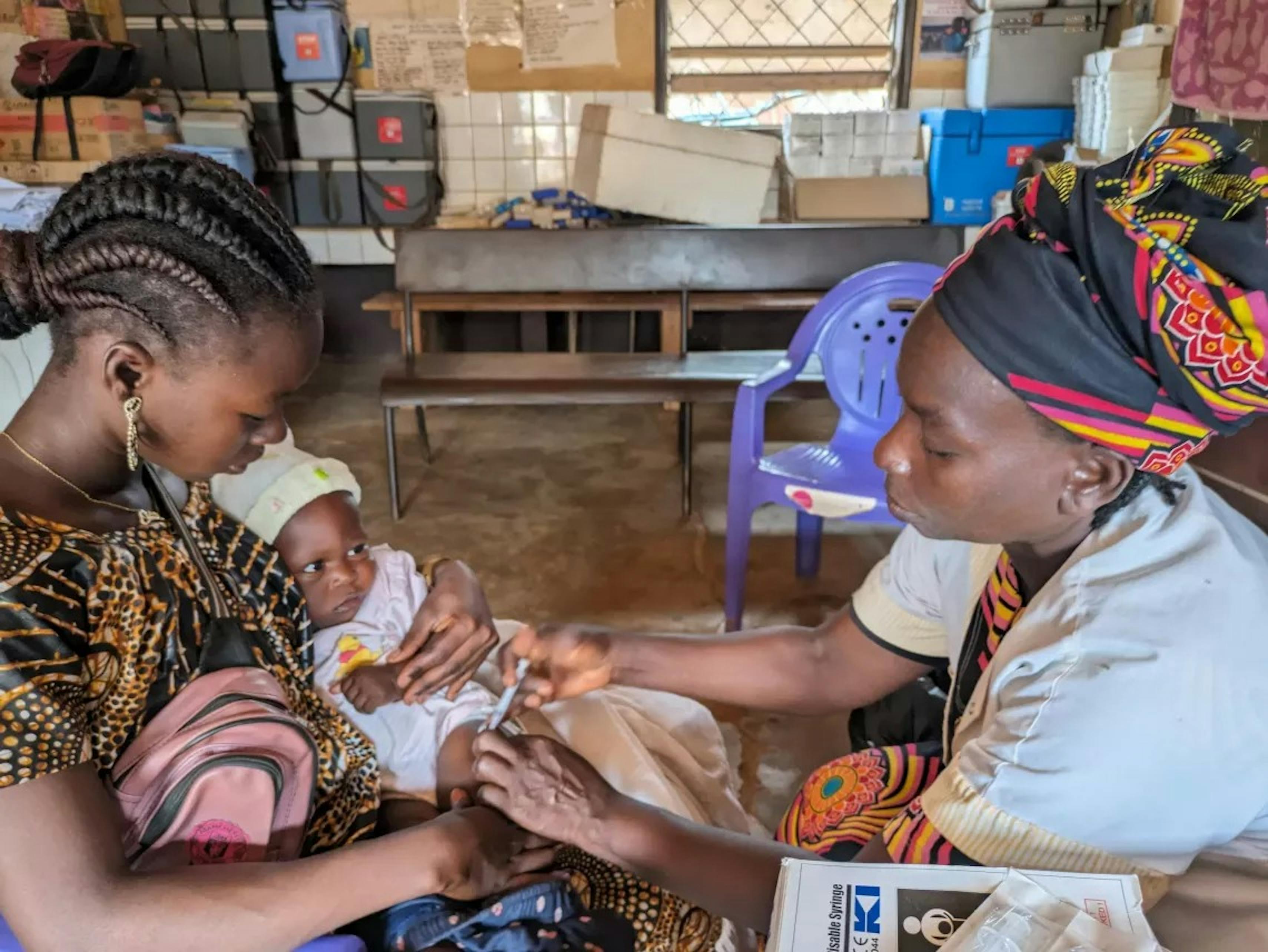 Jules, nove mesi, riceve la sua prima dose di vaccino antimalarico a Bangui