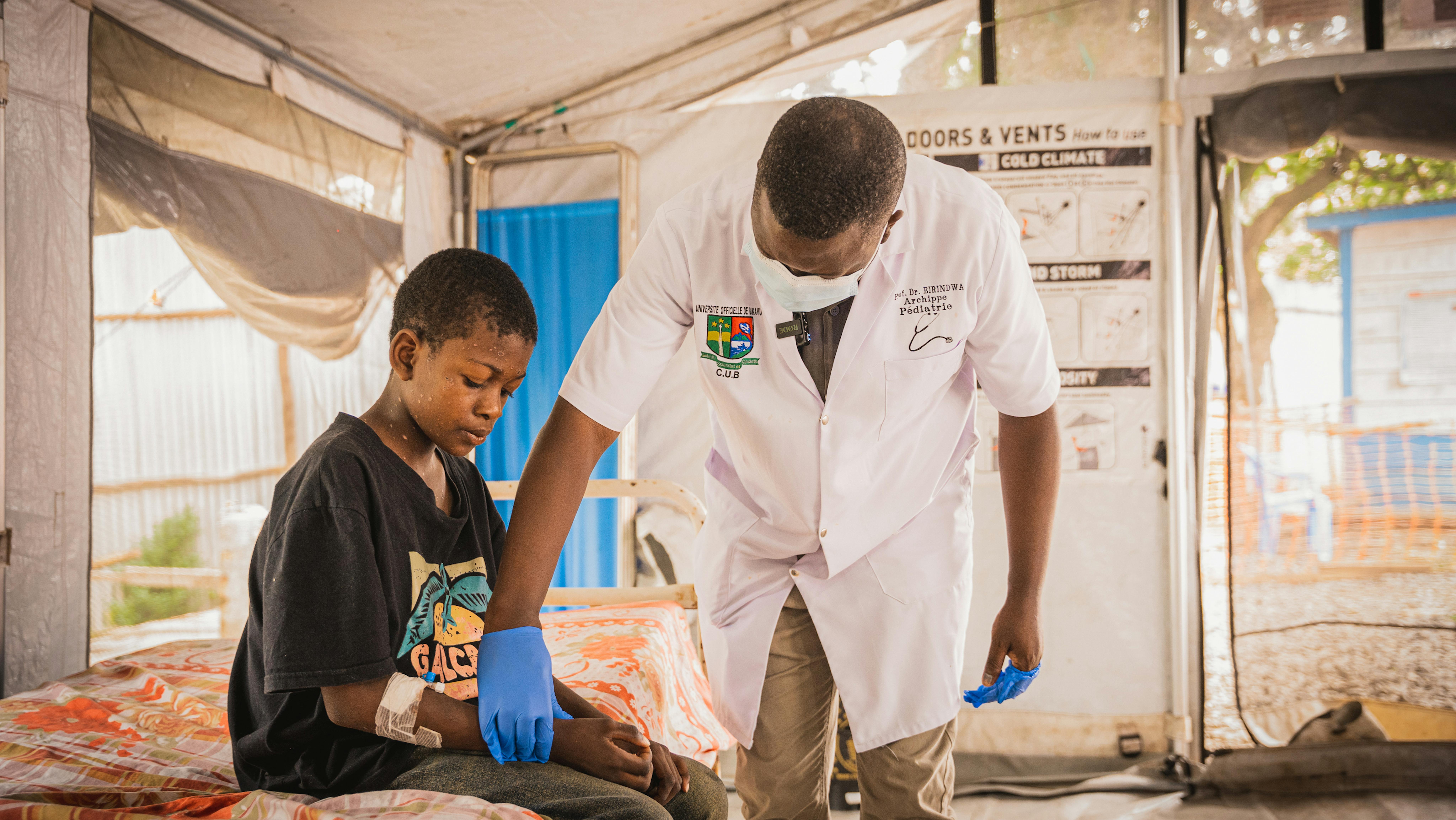 Alema, 13 anni, è stata visitata da un medico in un centro di trattamento dell'mpox supportato dall'UNICEF presso le cliniche universitarie di Bukavu, nella provincia del Sud-Kivu, nella Repubblica Democratica del Congo