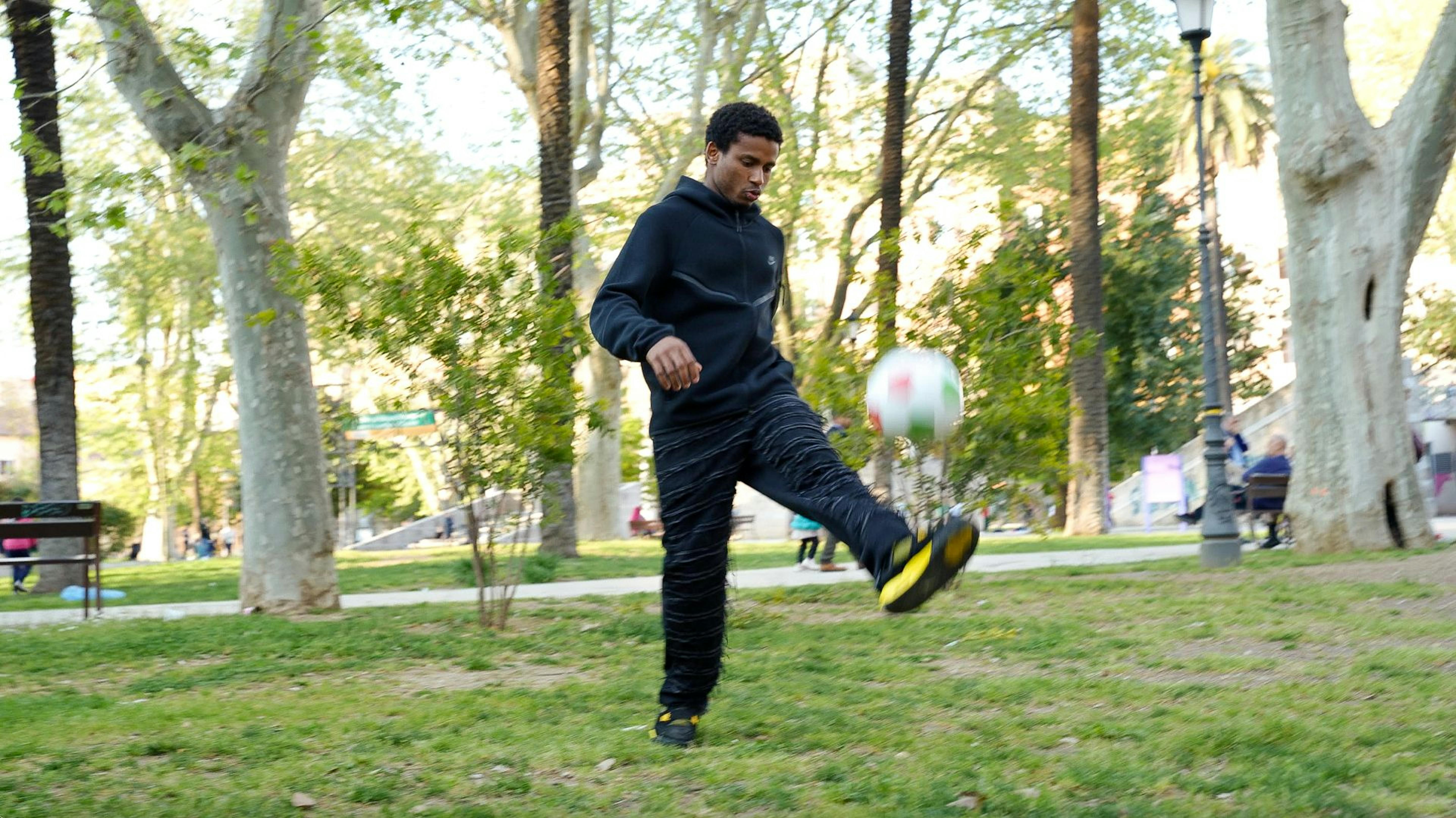 Siradio gioca a pallone in Italia