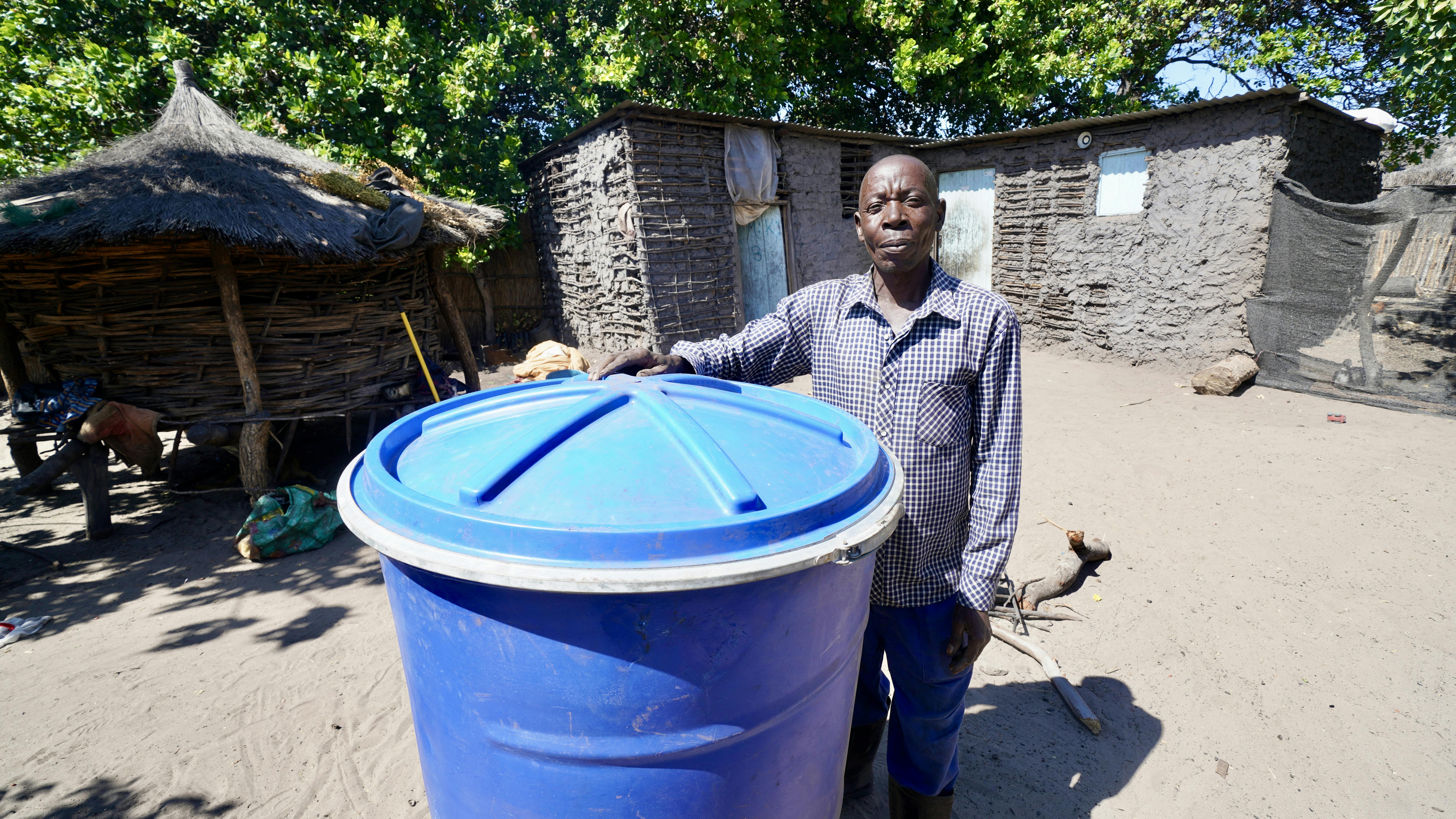 Namasiku accanto al suo silo di plastica