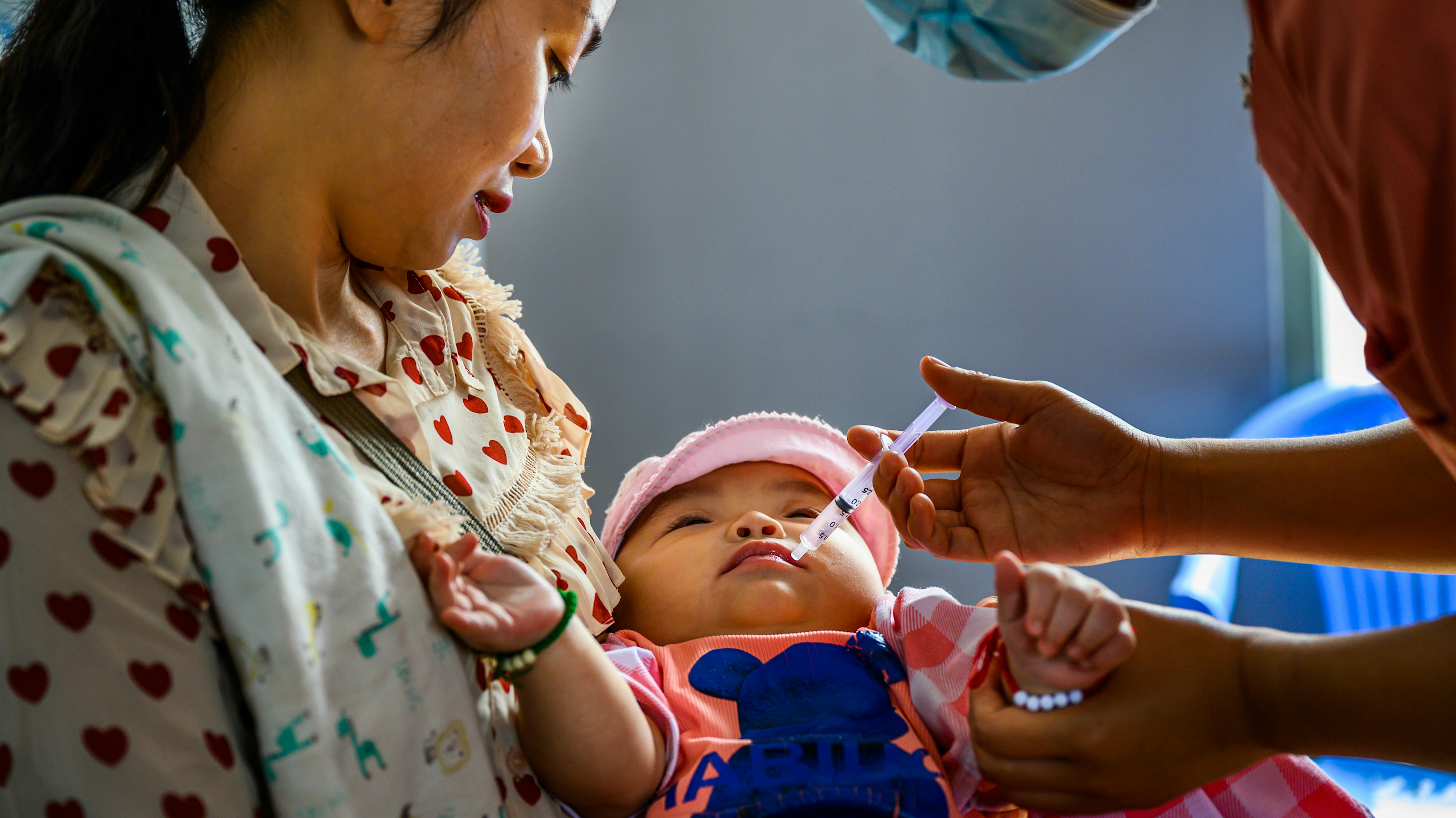 Myanmar - Un operatore sanitario addestrato somministra una dose orale di vaccino a un bambino di etnia Shan, durante il terzo ciclo di sessione di immunizzazione di routine supportata dall'UNICEF
